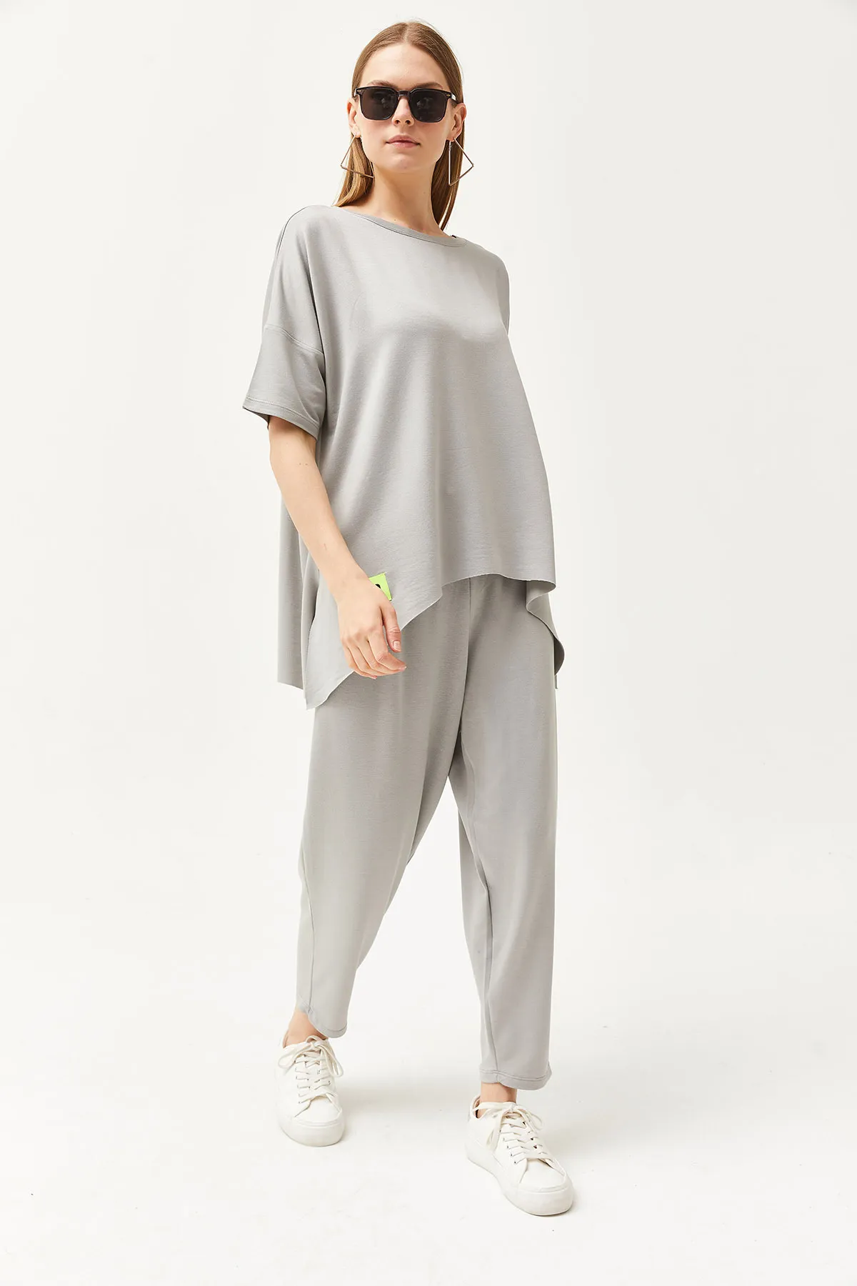 Olalook  Graue asymmetrische Bluse für Damen mit weicher Struktur, Oberteil und Kristallen, Anzug TKM-19000269