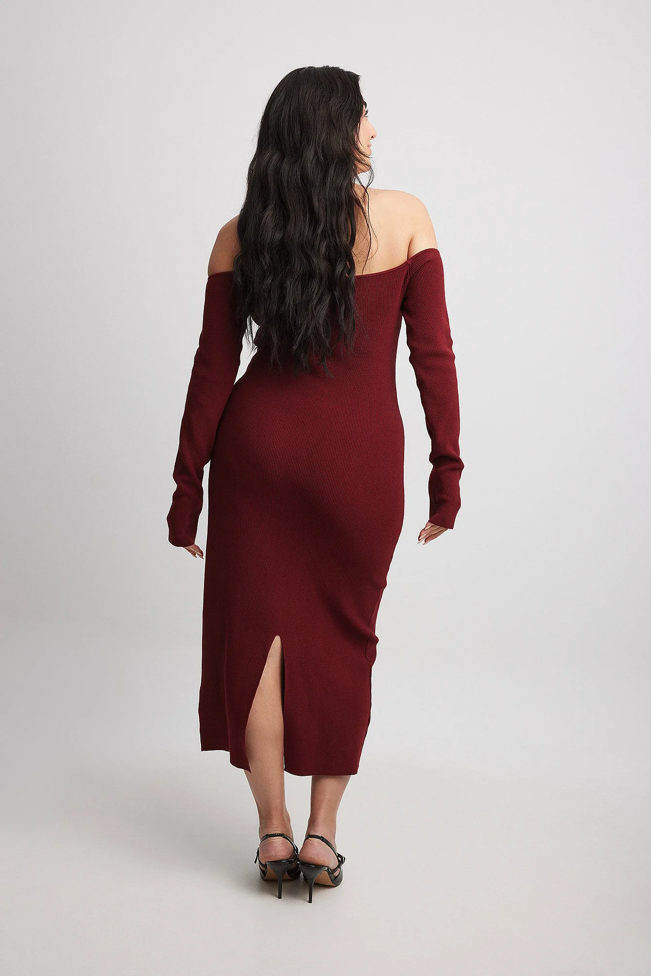 Schulterfreies Strick-Midikleid