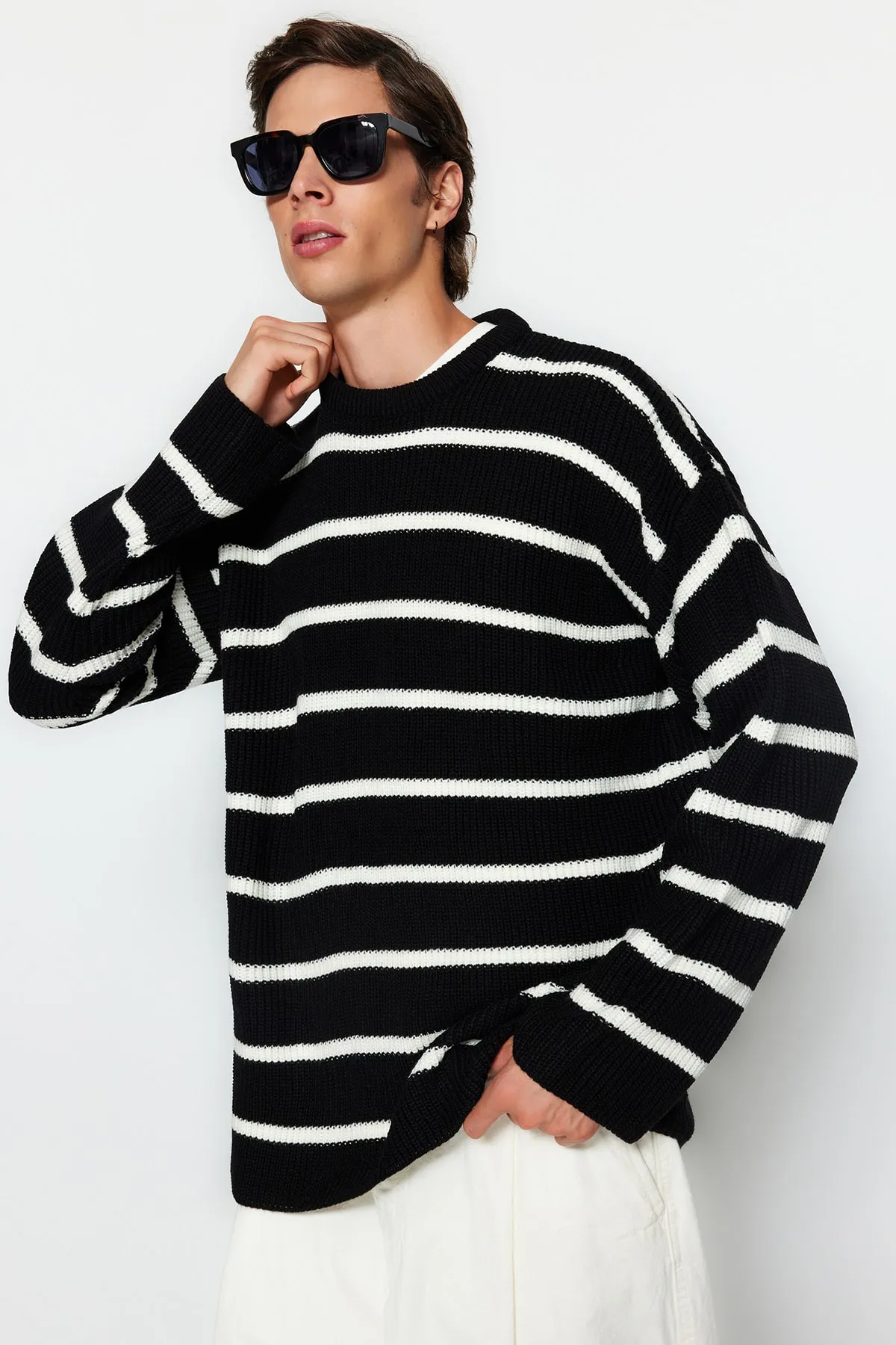 Trendyol Collection  Schwarzer Unisex-Strickpullover in Oversize-Passform, weiter Passform, Rundhalsausschnitt, TMNAW23KZ00285