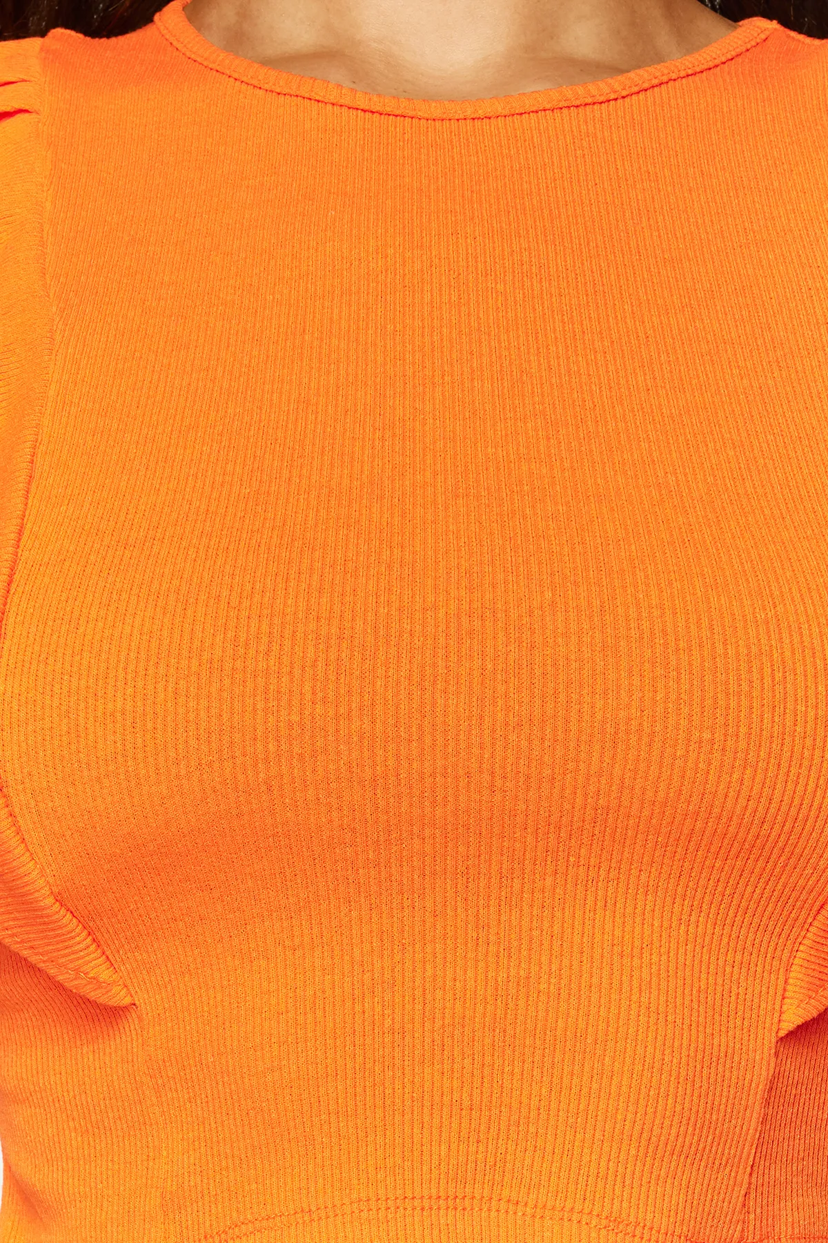 Trendyol Collection  Orangefarbene, gerippte, dehnbare Strickbluse mit Rundhalsausschnitt und Rüschenärmeln TWOSS24BZ00370