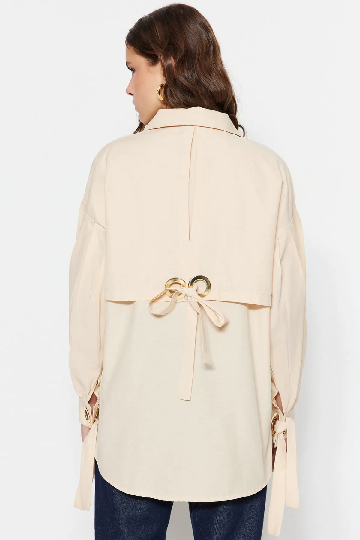 Trendyol Modest  Gewebtes Baumwollhemd mit steinbesetztem Bindedetail auf der Rückseite, Accessoires TCTSS23TG00109