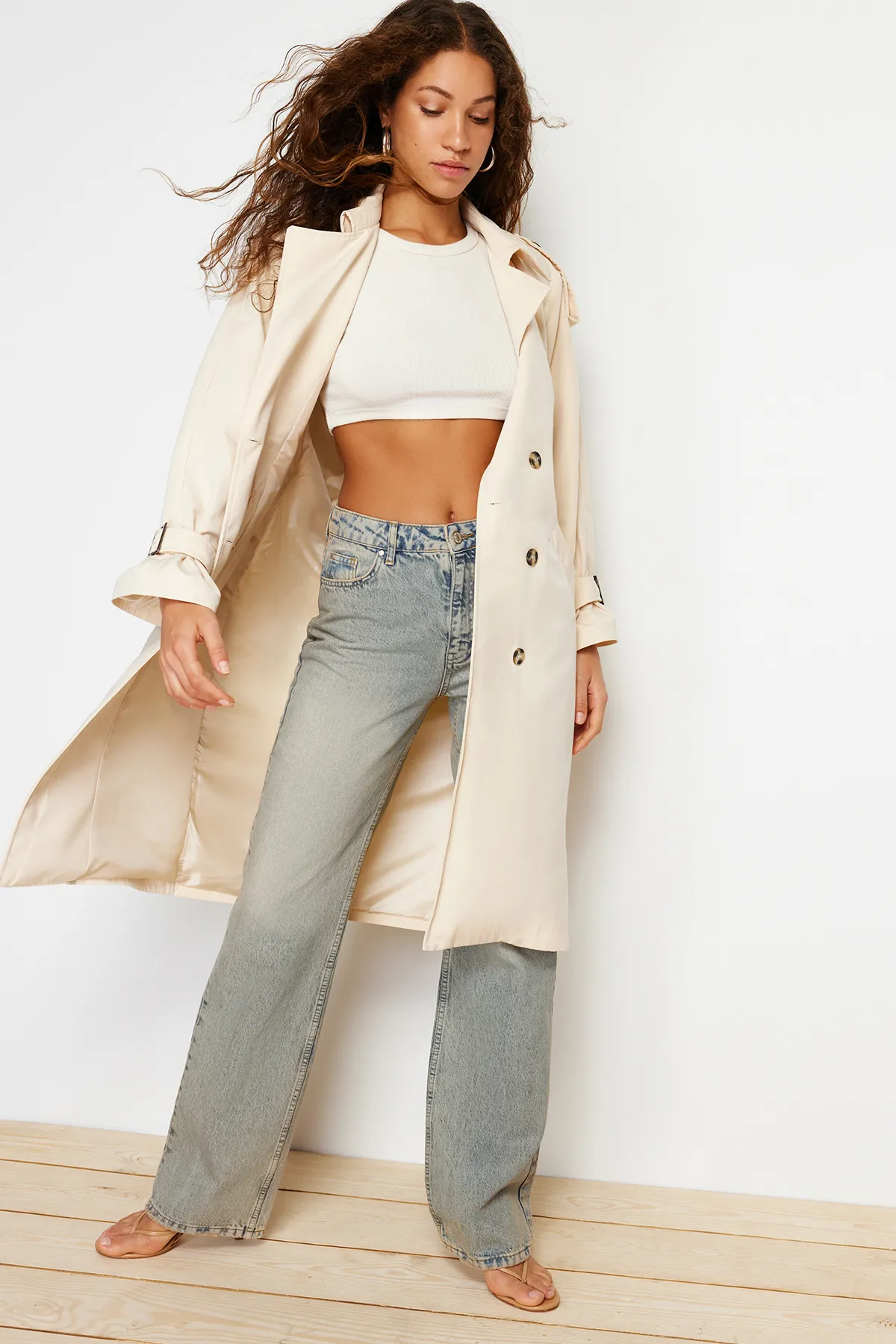 Trendyol Collection  Steinfarbener, weit geschnittener, weit geschnittener Trenchcoat mit Gürtel TWOSS21TR0005