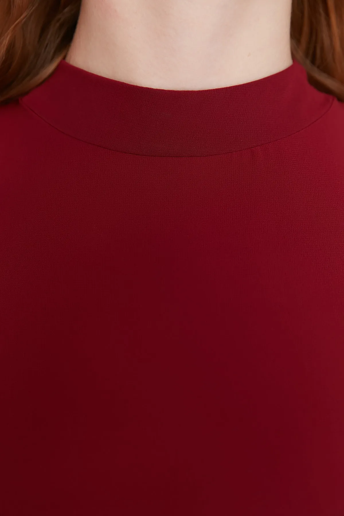 Trendyol Collection  Weinrotes Midi-gefüttertes Webkleid mit hohem Kragen TWOAW20EL1313