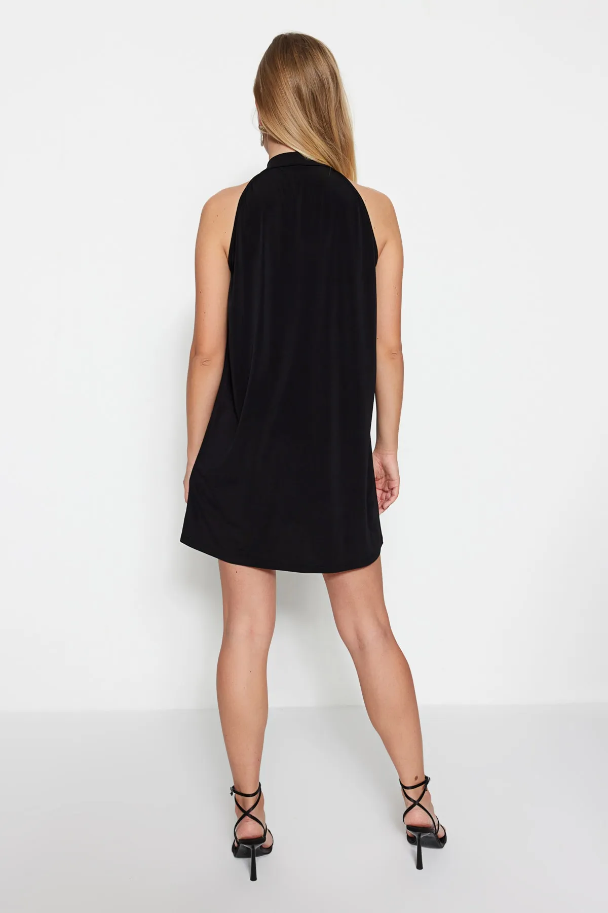 Trendyol Collection  Schwarzes Mini-Stretch-Strickkleid mit Neckholder TWOSS23EL00754