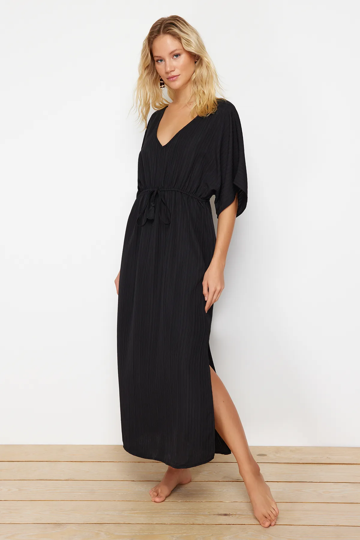 Trendyol Collection  Schwarzes Maxi-Strandkleid mit gewebter Krawatte TBESS24EL00084