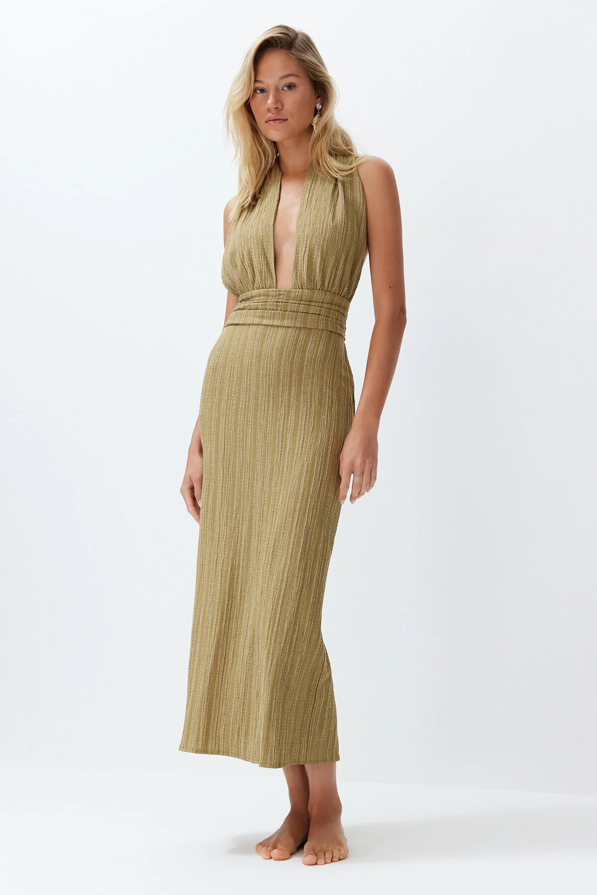 Trendyol Collection  Khakifarbenes Maxi-Strandkleid mit gewebtem Rücken und tiefem Ausschnitt aus Leinenmischung TBESS24EL00096