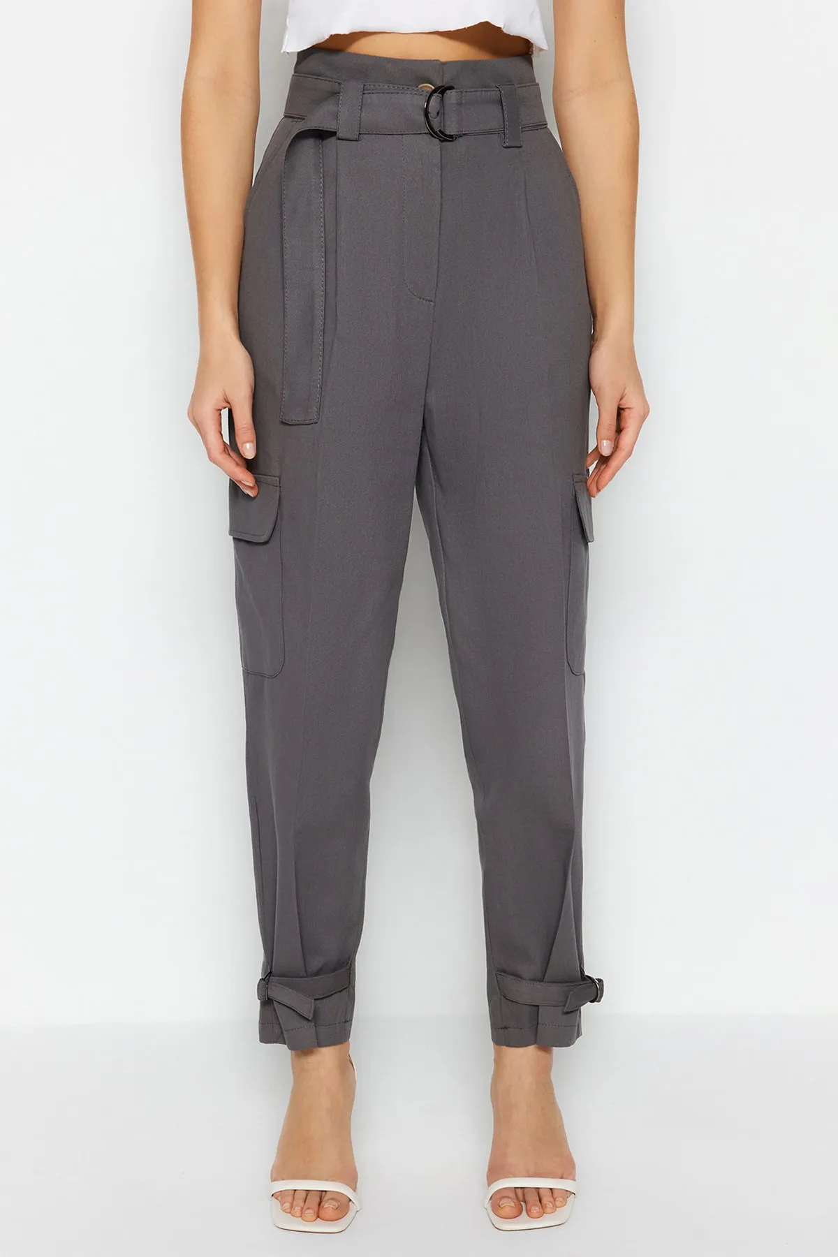 Trendyol Collection  Graue Cargo-Webhose mit Gürtel TWOSS21PL0138