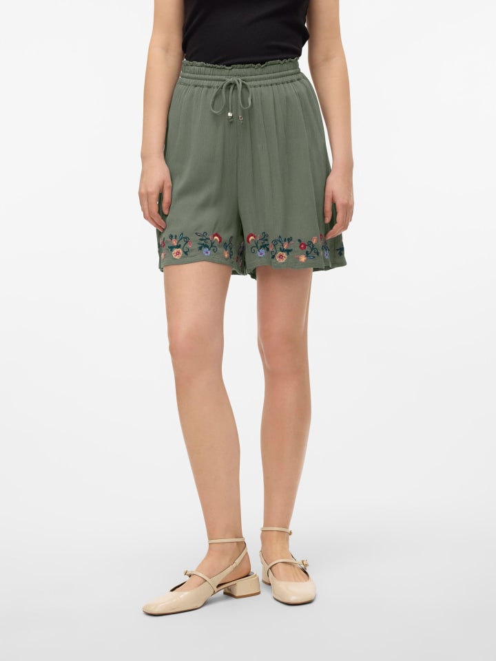 Vero Moda Shorts in Laurel Wreath günstig kaufen
