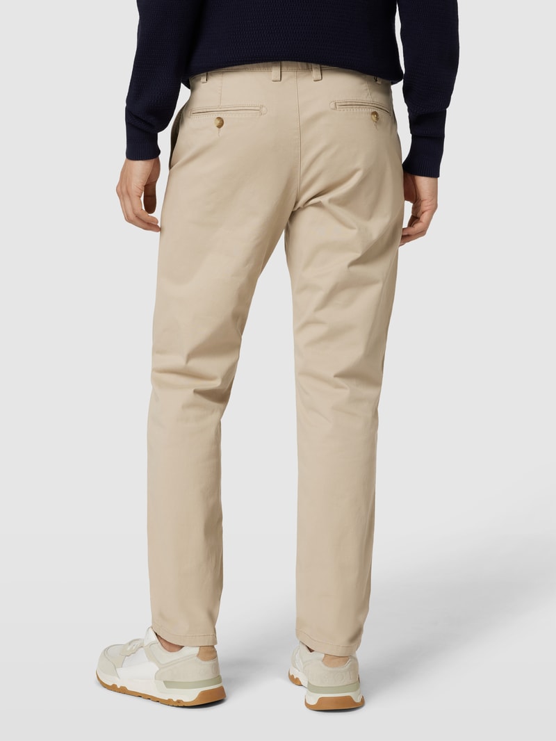 Chino mit französischen Eingrifftaschen in sand