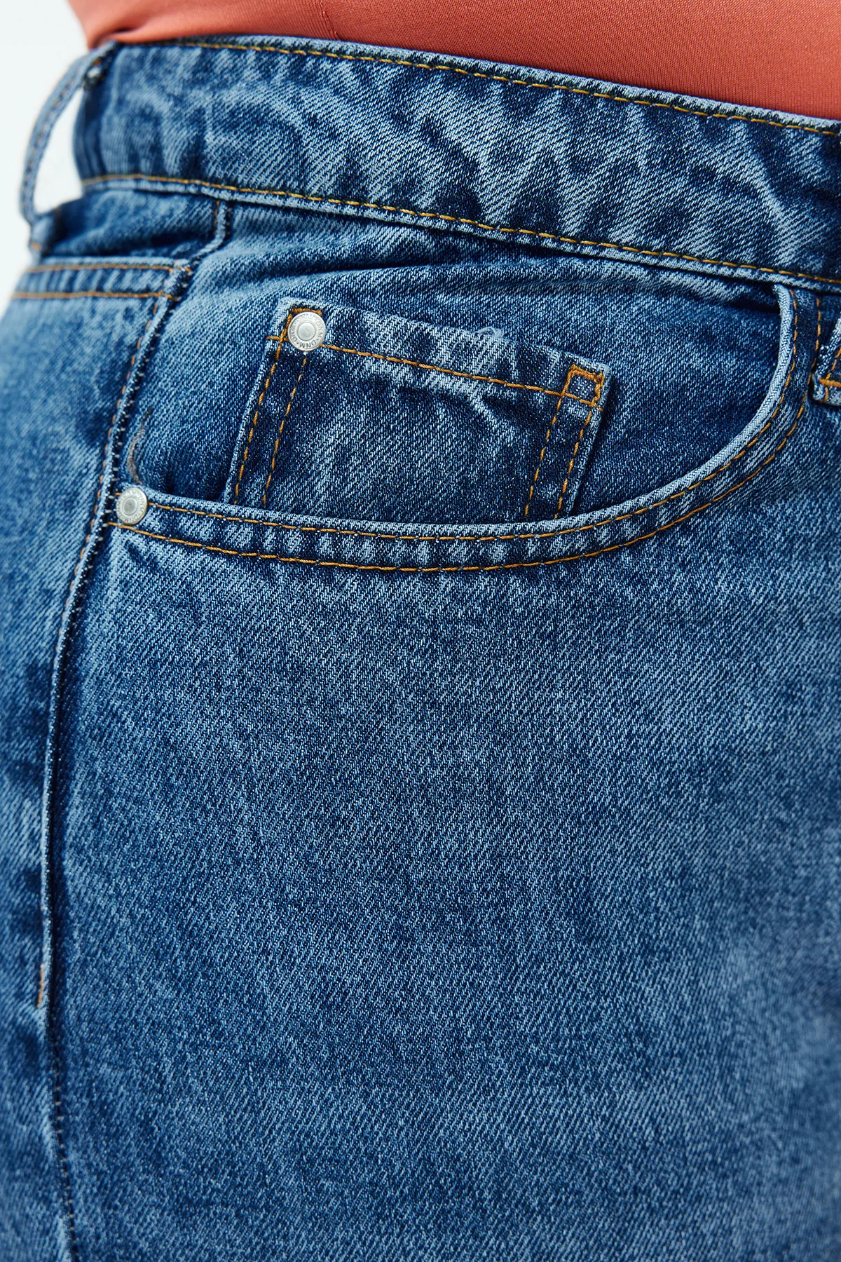 Trendyol Curve  Blaue Mom-Fit-Jeans mit hoher Taille TBBSS24CJ00023