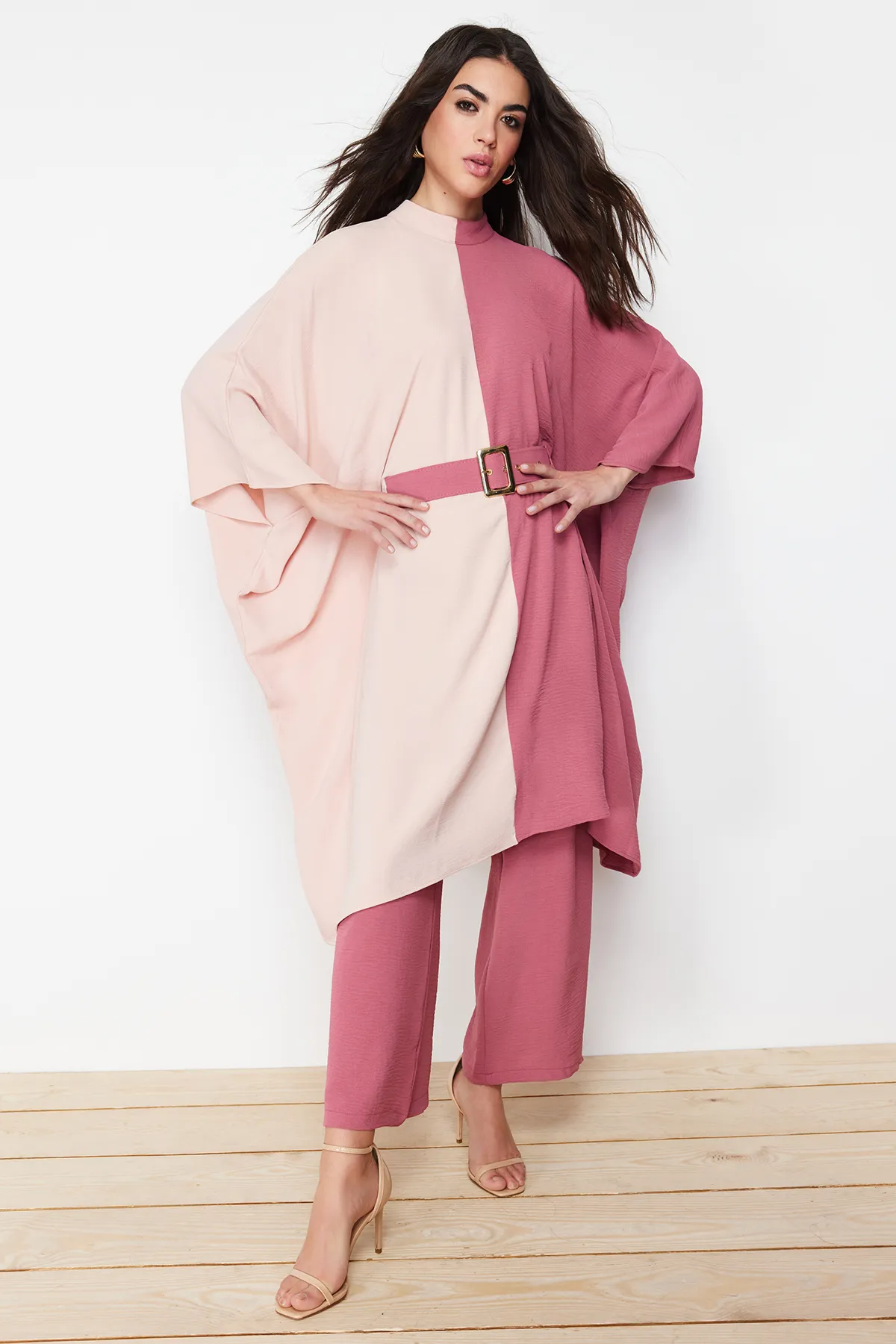 Trendyol Modest  Gewebter Tunika-Hosen-Anzug mit Gürtel und Farbblockierung in Dried Rose TCTSS23US00046
