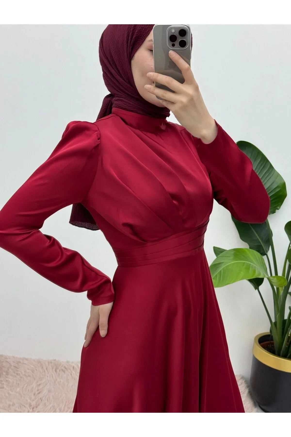 Modamorfo  Abendkleid aus Satin mit Falten vorne