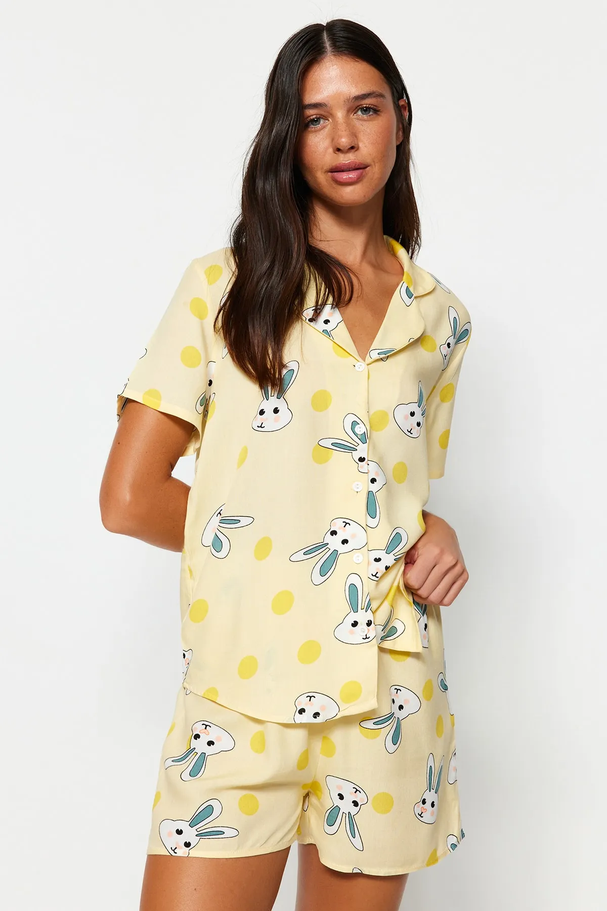 Trendyol Collection  Gelbes Pyjama-Set aus Viskose mit Hemd und Shorts mit Kaninchenmuster THMSS23PT00235