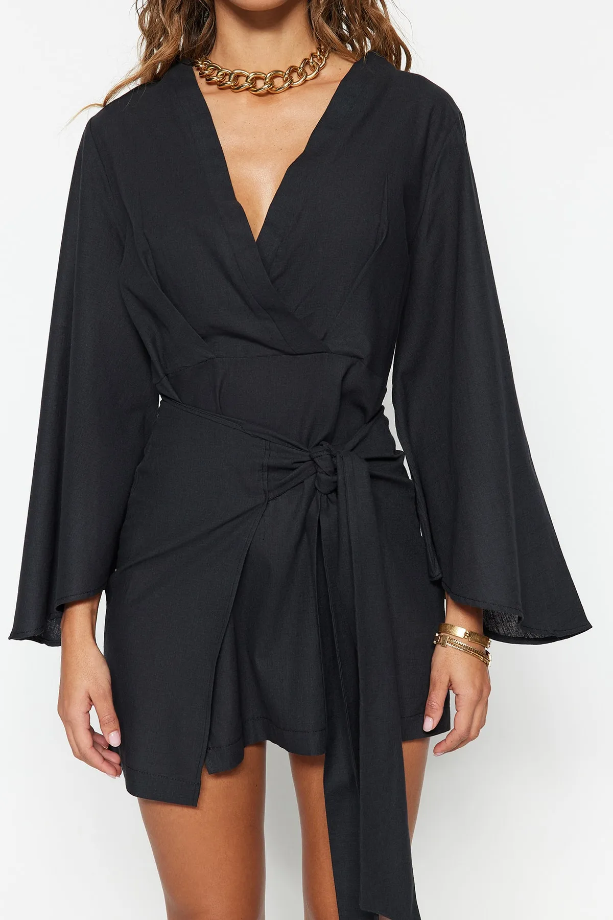 Trendyol Collection  Schwarzes, gewebtes, gebundenes Mini-Strandkleid aus 100 % Baumwolle TBESS21EL3208