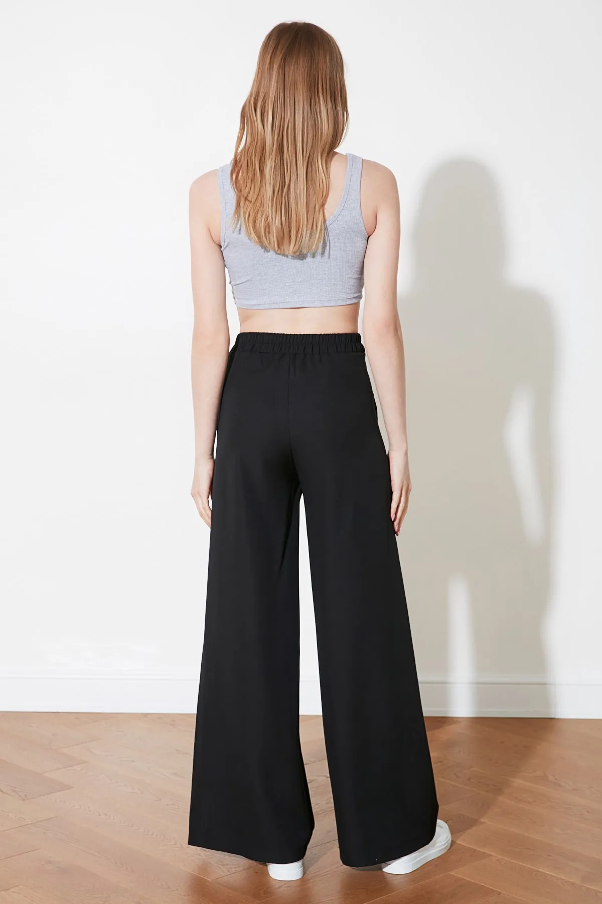 Trendyol Collection  Schwarze Webhose mit weitem Bein und seitlichen Knöpfen TWOSS20PL0398