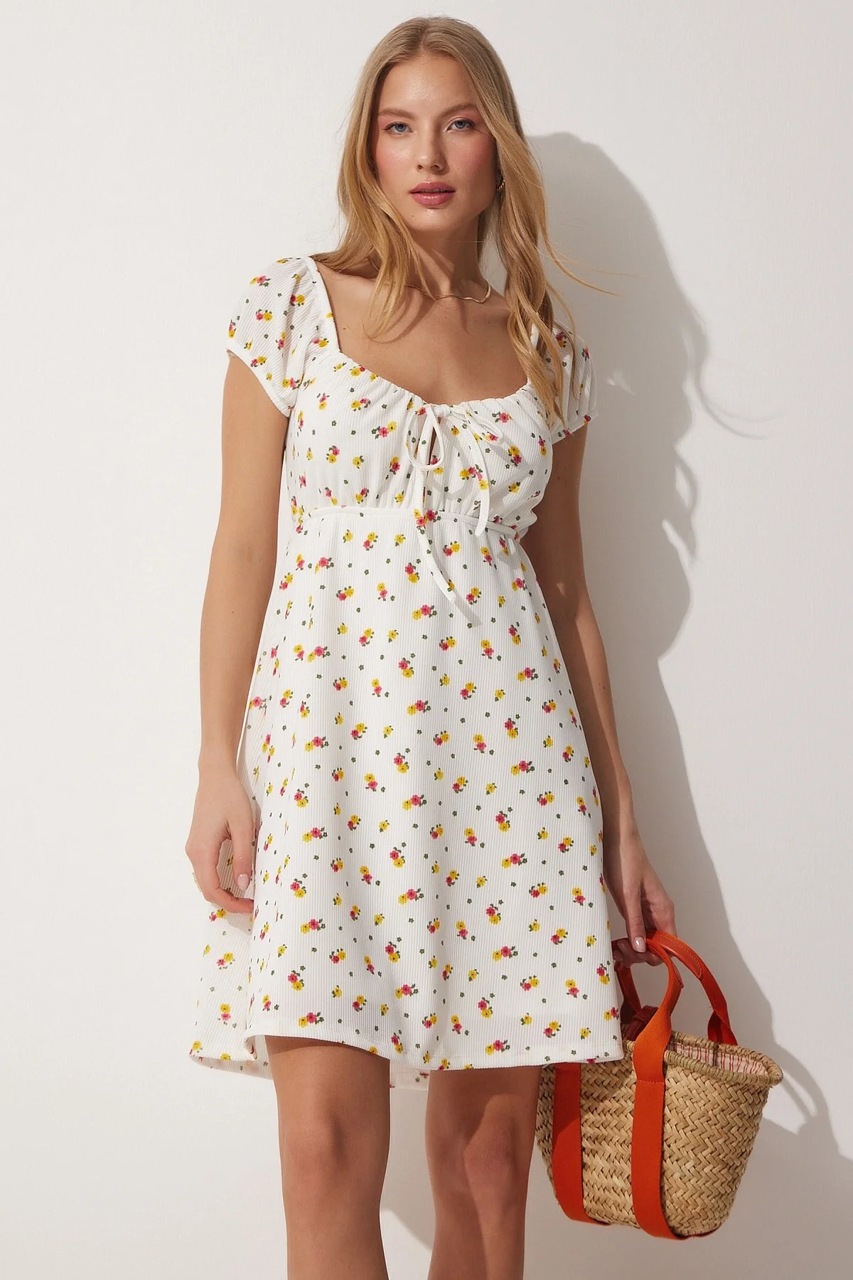 Happiness İstanbul  Geblümtes Sommer-Mini-Strickkleid mit Carmenkragen