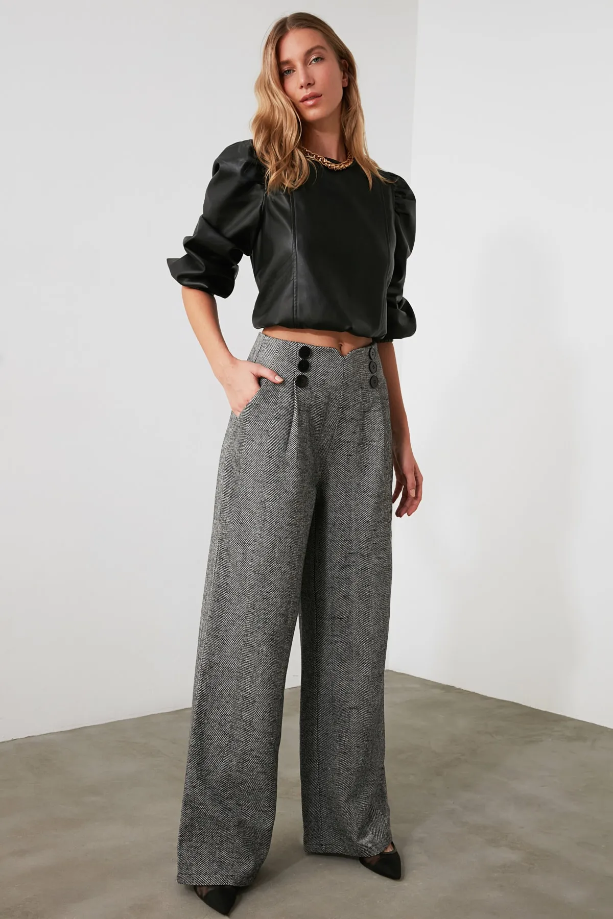 Trendyol Collection  Graue, gewebte Hose mit weitem Bein und Knopfdetail TWOAW21PL0492