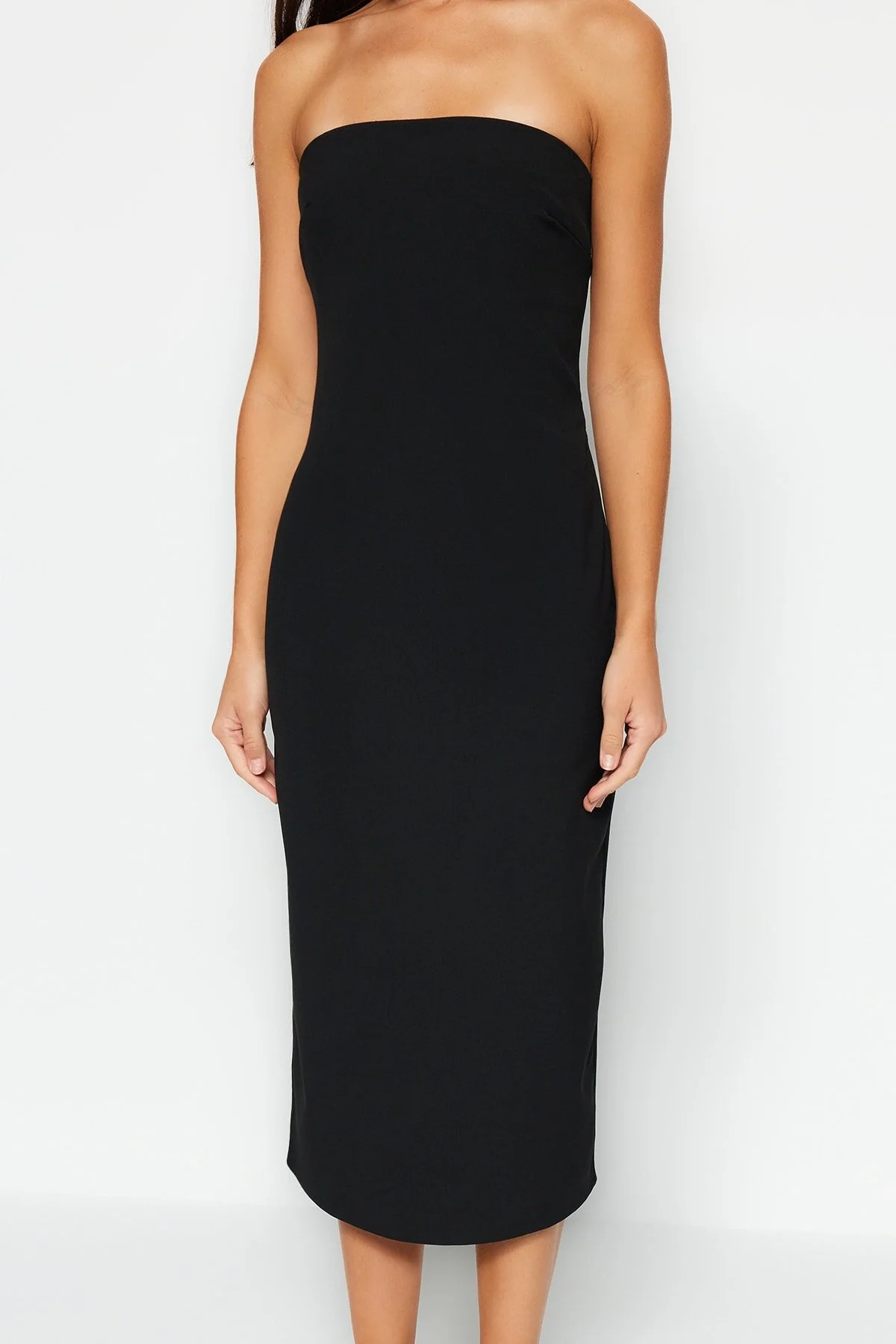 Trendyol Collection  Schwarzes, gerade geschnittenes, trägerloses Midi-Webkleid aus Webstoff TWOSS22EL00795