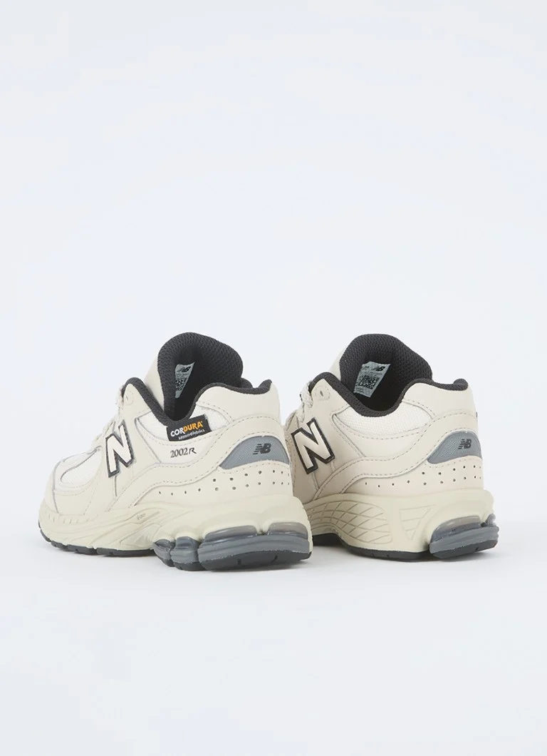Teniși New Balance 2002 cu detalii din plasă și piele.