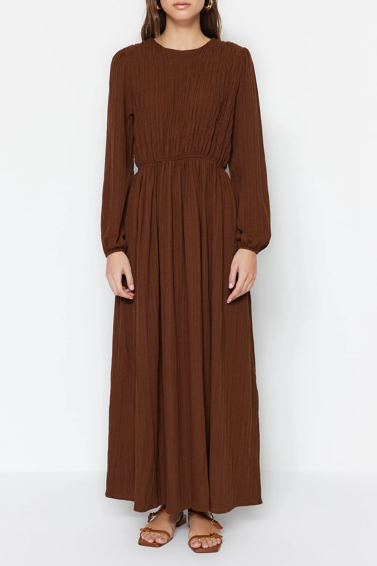 Trendyol Modest  Braunes gewebtes Kleid mit elastischer Taille und Gipe-Detail TCTSS23EB00026