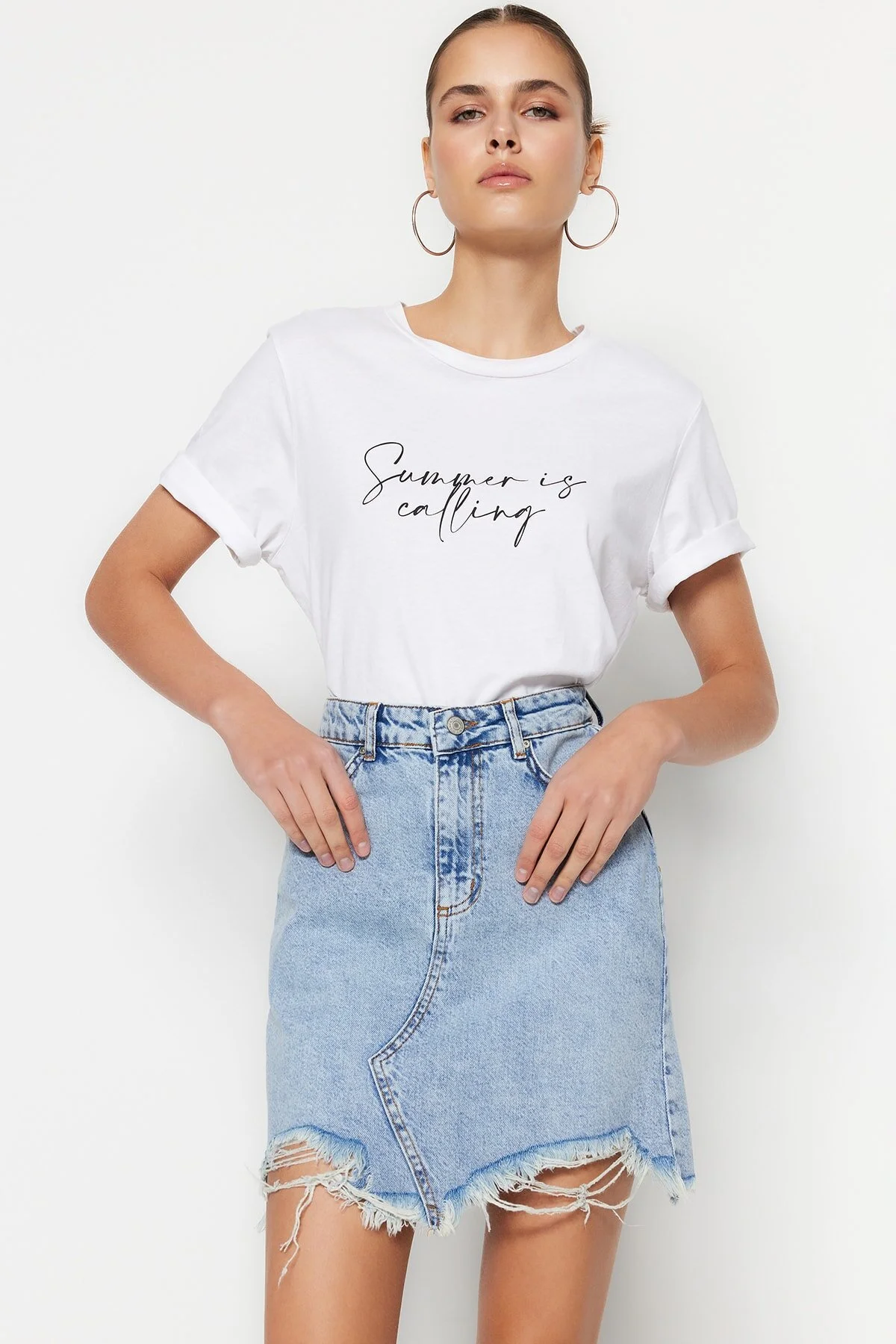 Trendyol Collection  Hellblauer zerrissener Jeansrock TWOSS23ET00287