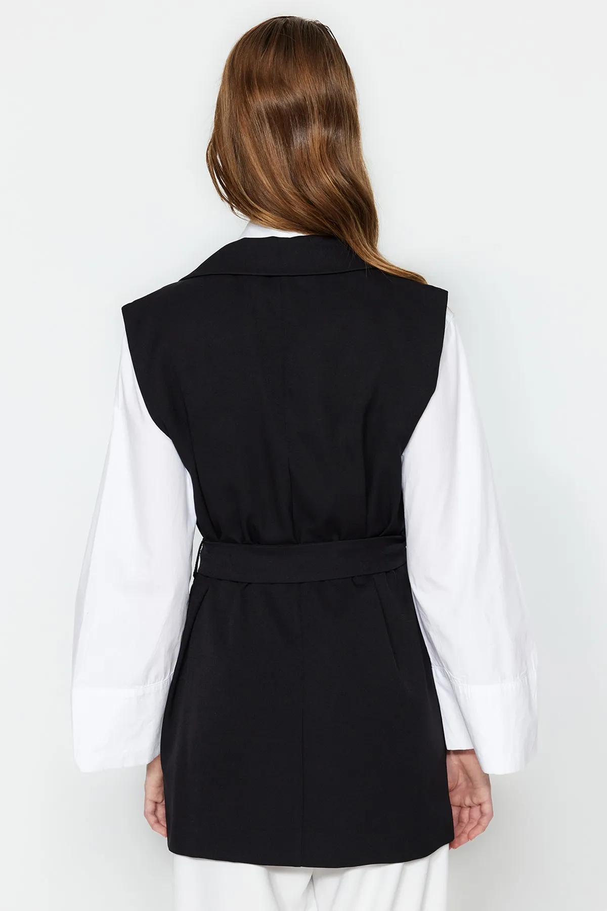 Trendyol Modest  Schwarze, gewebte, gefütterte Weste mit Taillengürtel TCTSS23YL00021