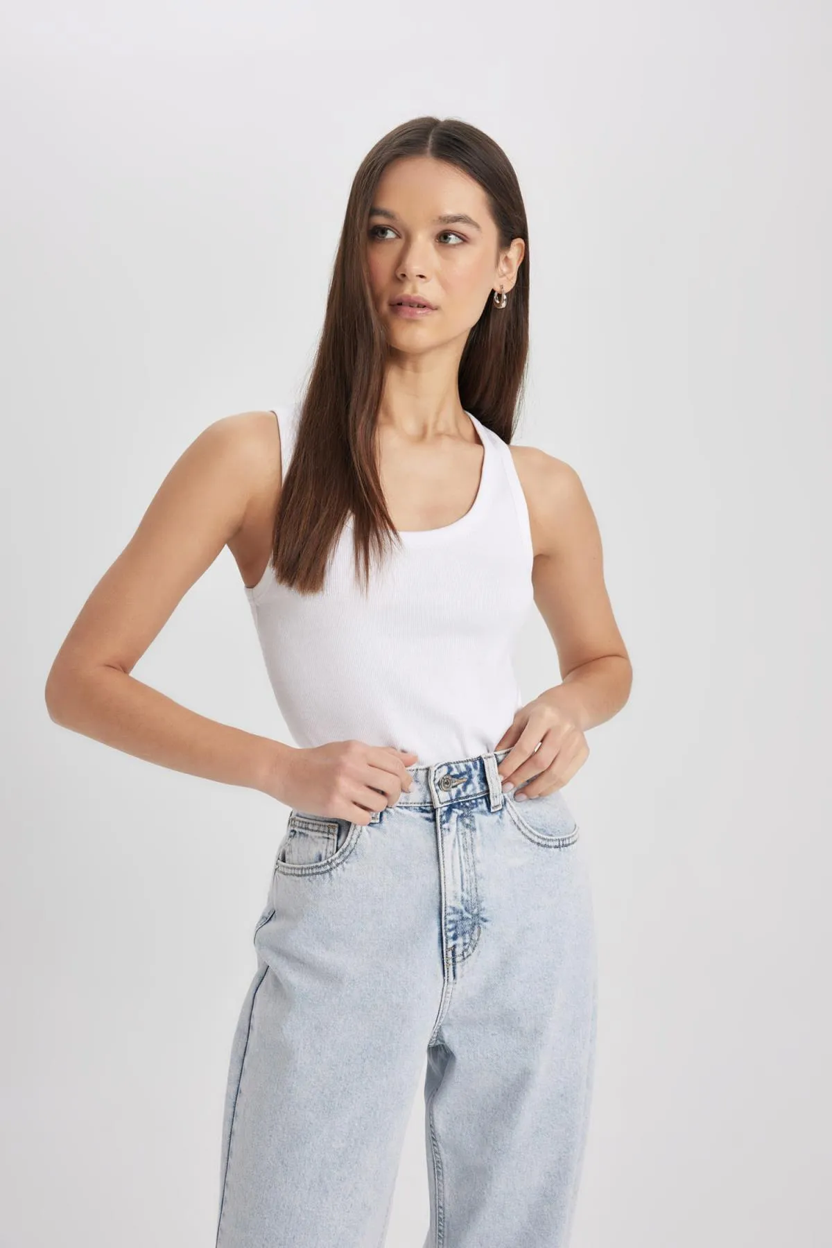 DeFacto  Tailliertes, geripptes Camisole-Top in Weiß mit U-Ausschnitt A1665ax24sm
