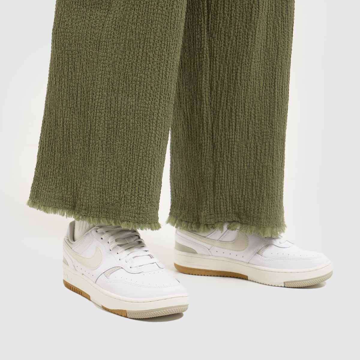 Nike Gamma Force – Vita och beige träningsskor