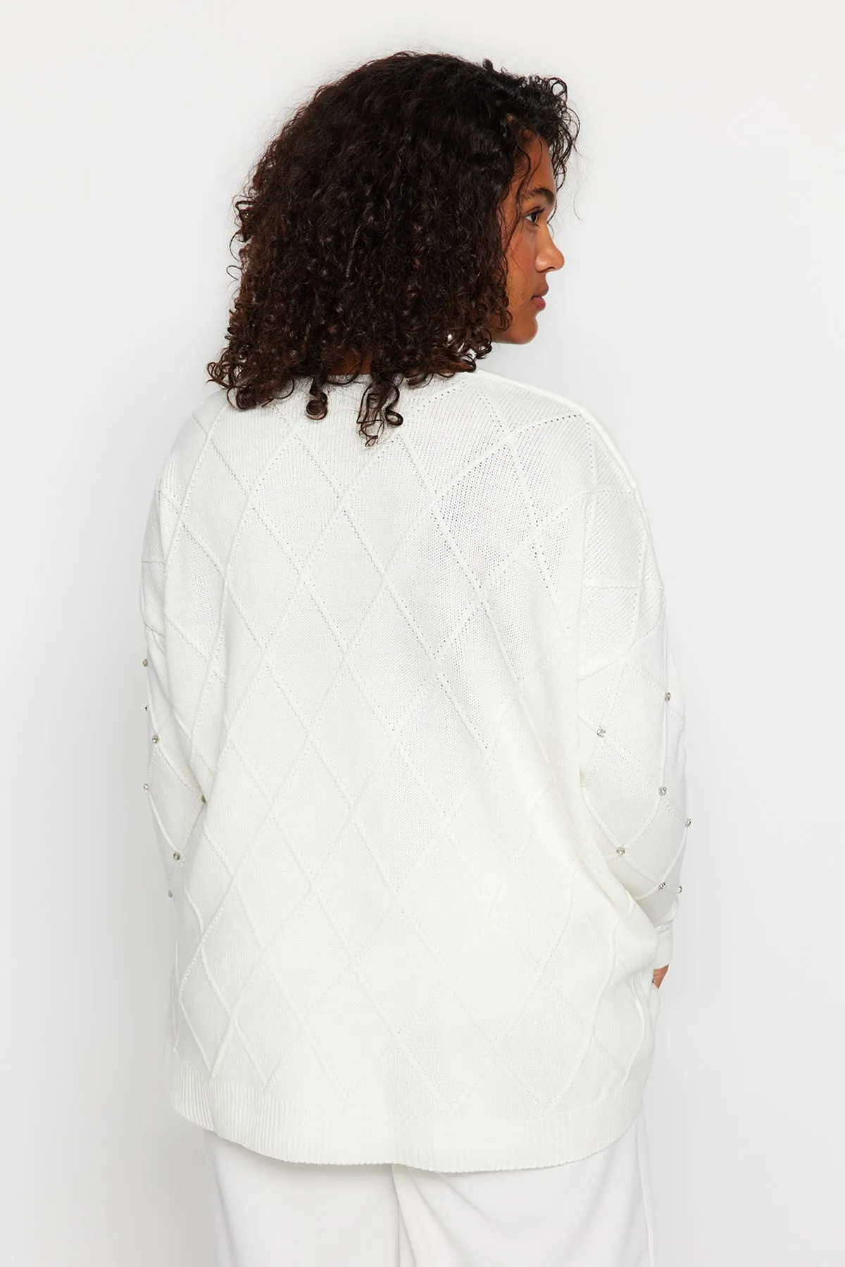 Trendyol Curve  Ecrufarbener Strickpullover mit Steinstickerei TBBAW24AN00031
