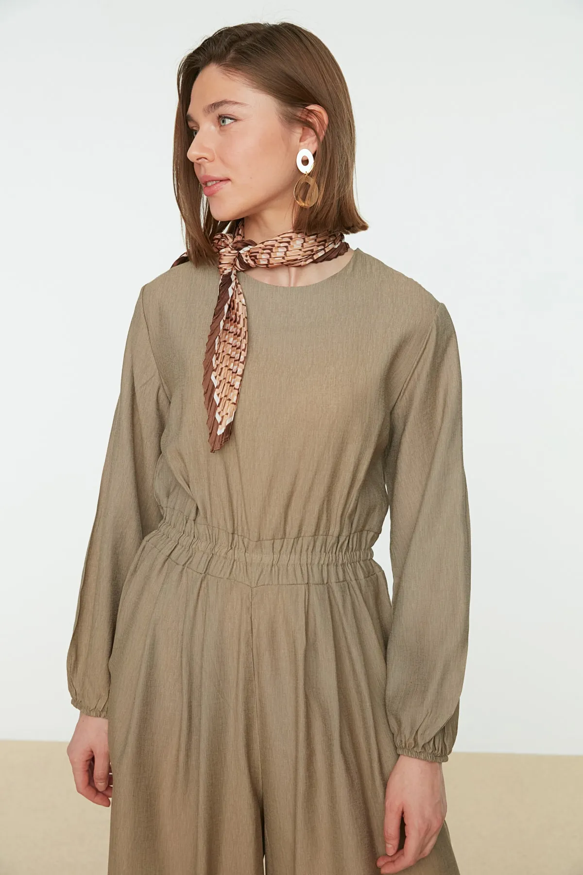 Trendyol Modest  Nerzfarbener Overall mit Rundhalsausschnitt, elastischer Taille, entspanntem Schnitt und weitem Bein TCTSS21TU0206