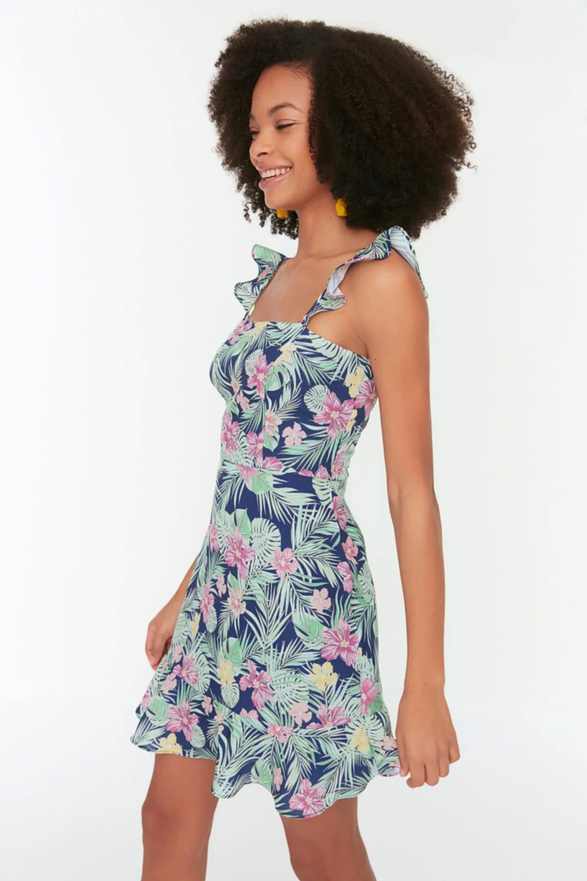 Trendyol Collection  Marineblaues, figurbetontes Mini-Webkleid mit gewebten Trägern und Blumenmuster TWOSS22EL1485