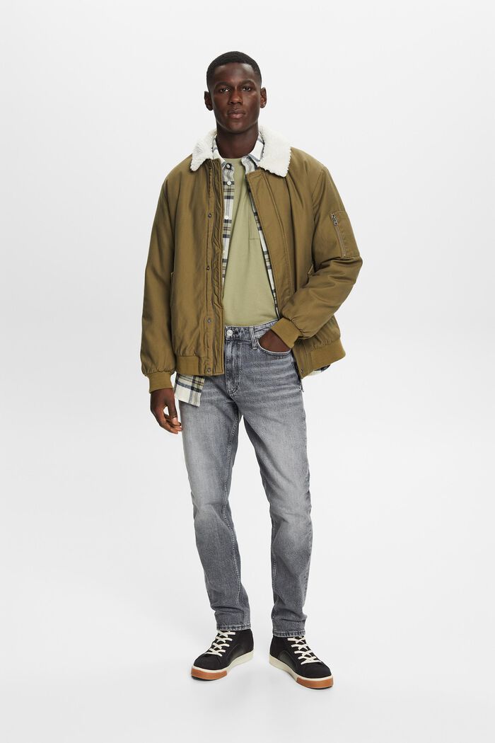 Gerade, konische Jeans mit mittelhohem Bund