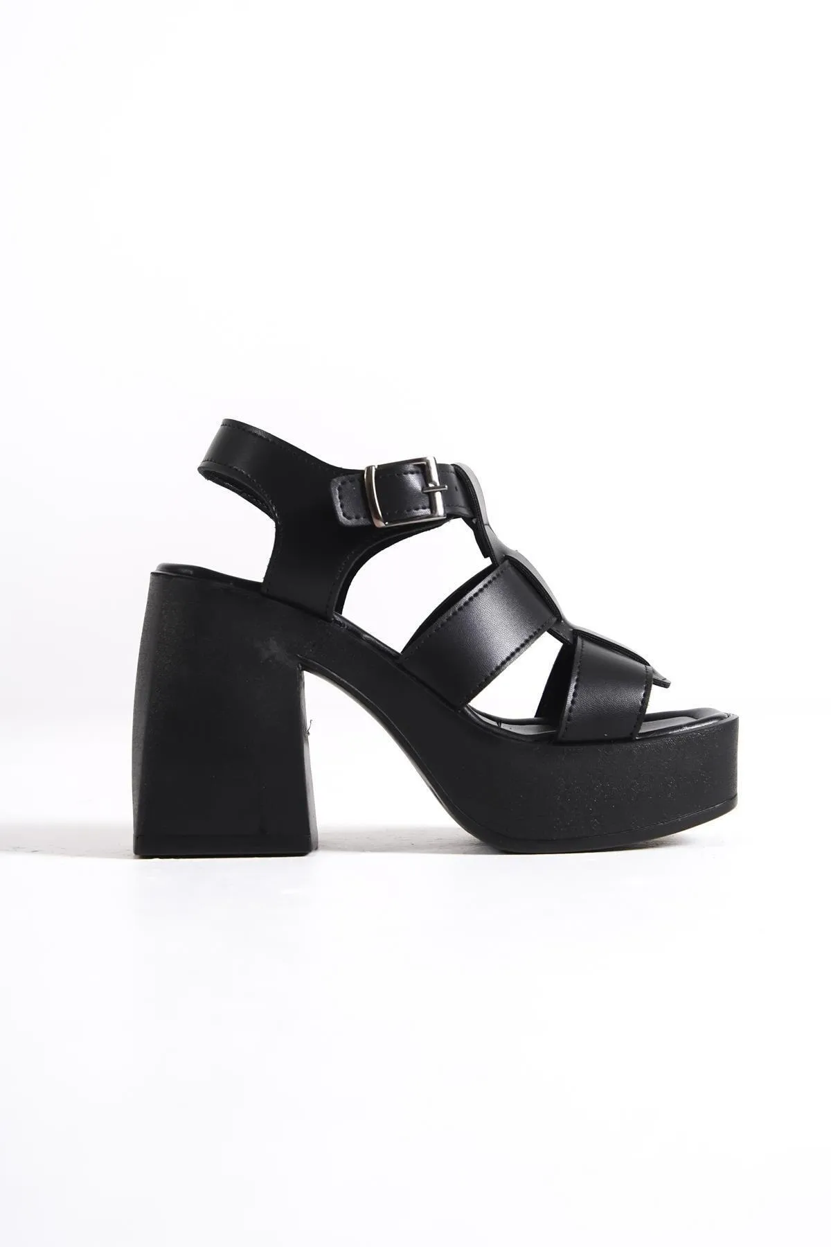 Capone Outfitters  Capone Gladiator-Riemchensandalen mit Plateausohle und flachem Zehenbereich in Schwarz für Damen