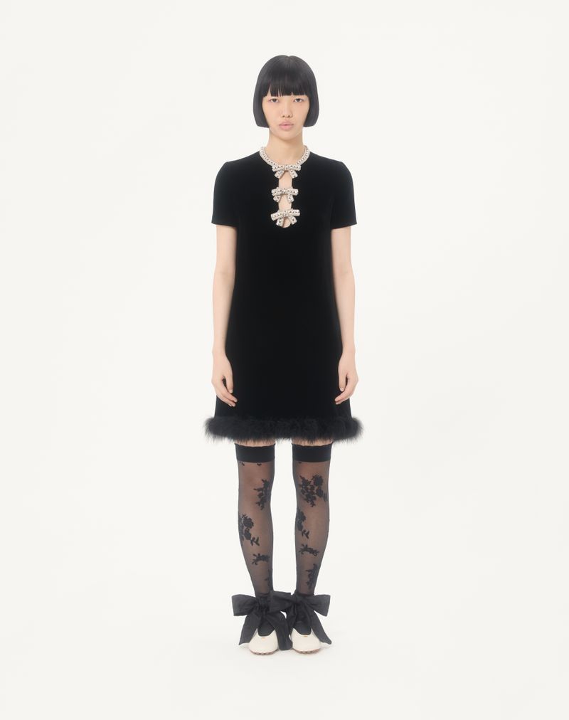 Vestido curto em veludo bordado cor zibelina.