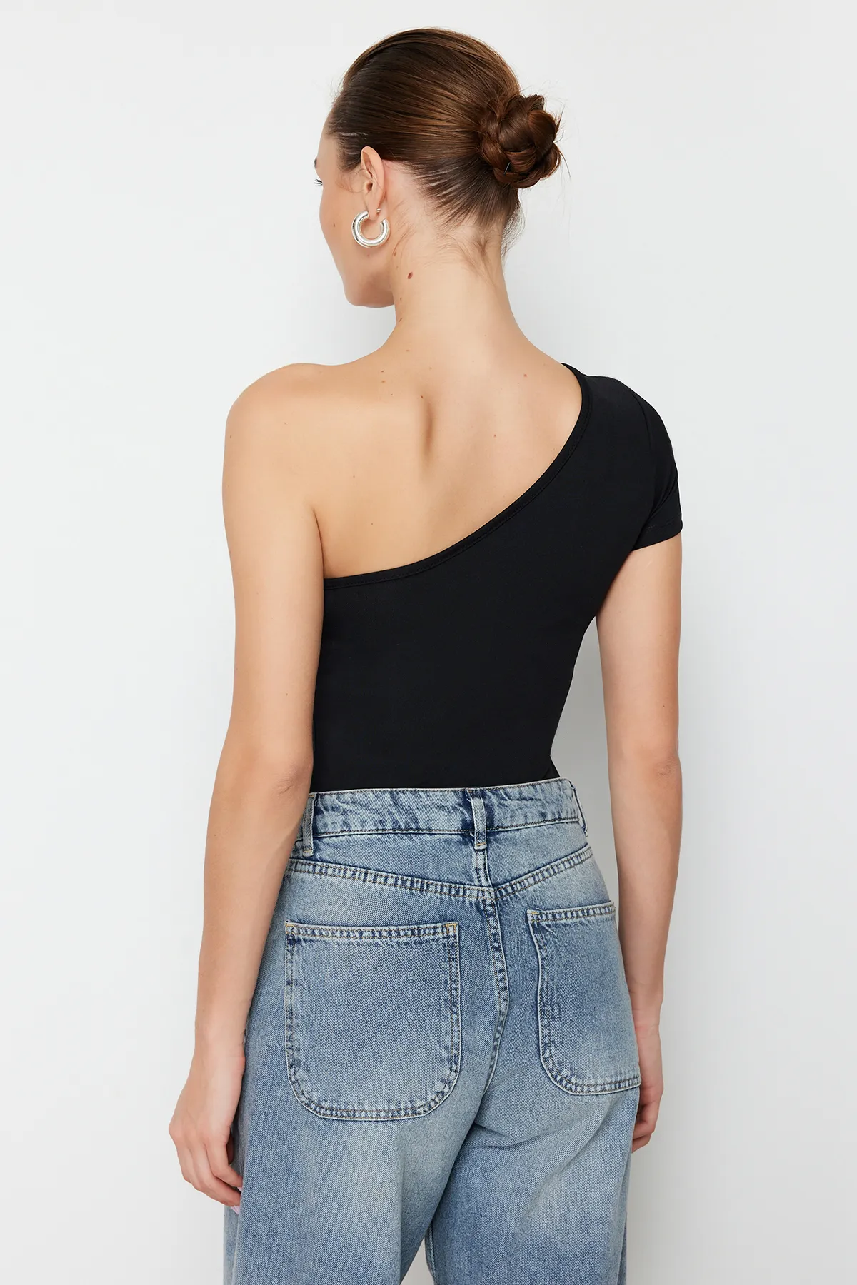 Trendyol Collection  Schwarzer taillierter/körperbetonter asymmetrischer Kragen, einarmiger Druckknopfverschluss, flexibler Strickbody TWOSS24BD00028