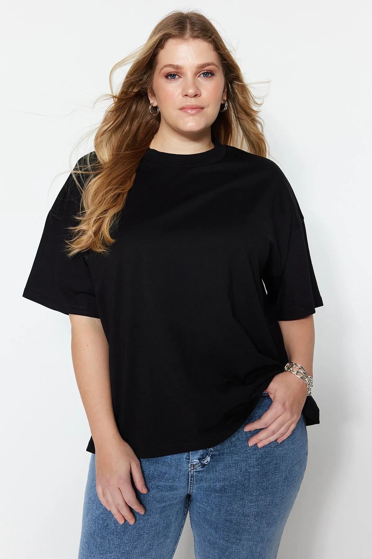 Trendyol Curve  Geripptes, weit geschnittenes Basic-Strick-T-Shirt mit schwarzem Kragen TBBSS23BF00017