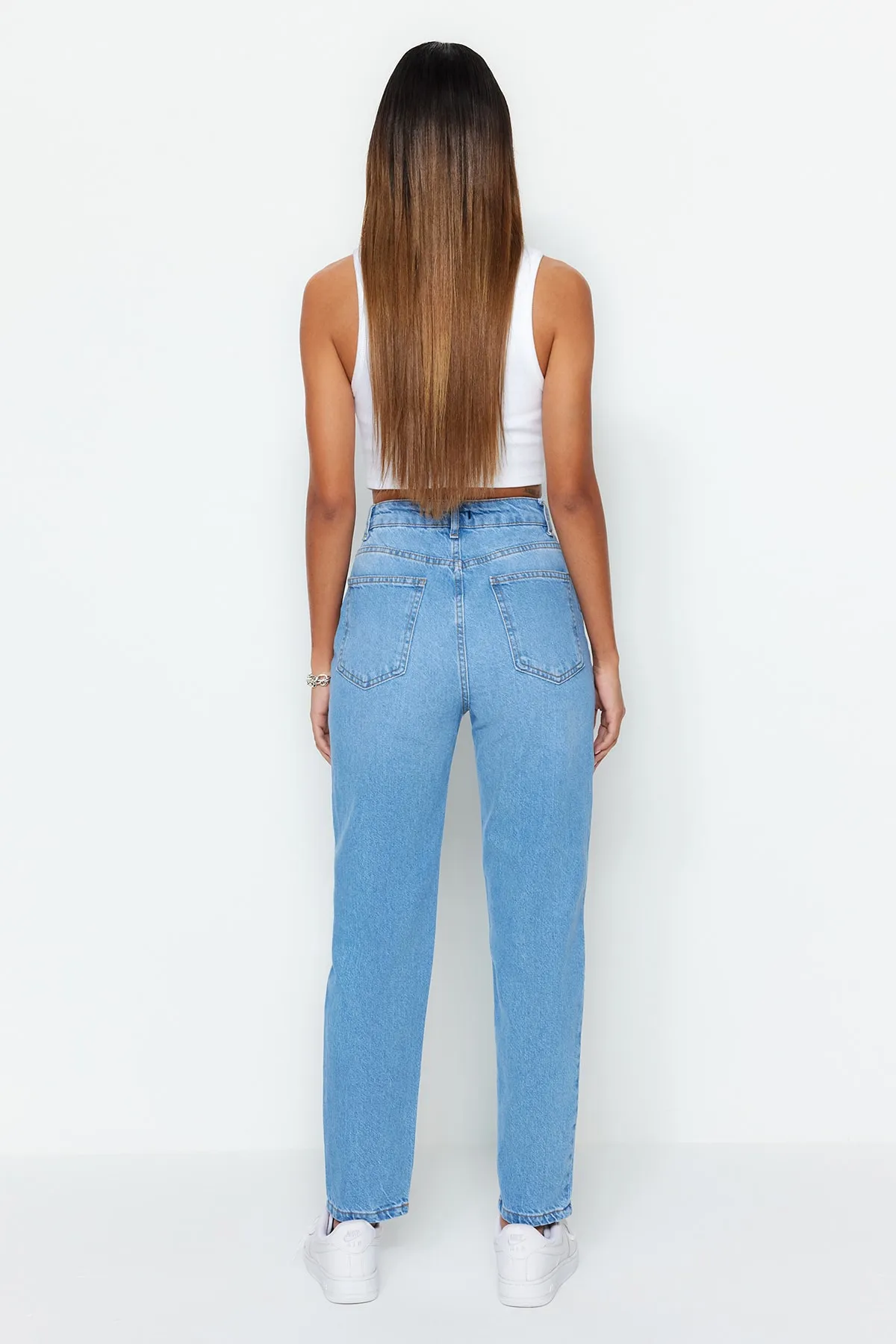 Trendyol Collection  Hellblaue Mom-Jeans mit hoher Taille TWOSS23JE00067