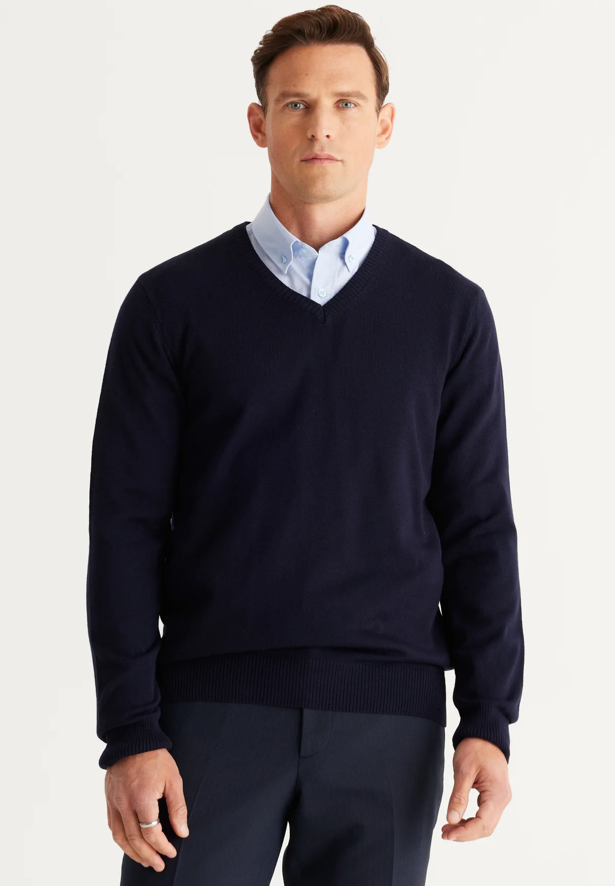 AC&CO / ALTINYILDIZ CLASSICS STANDARD FIT BASIC V-NECK - Suéter