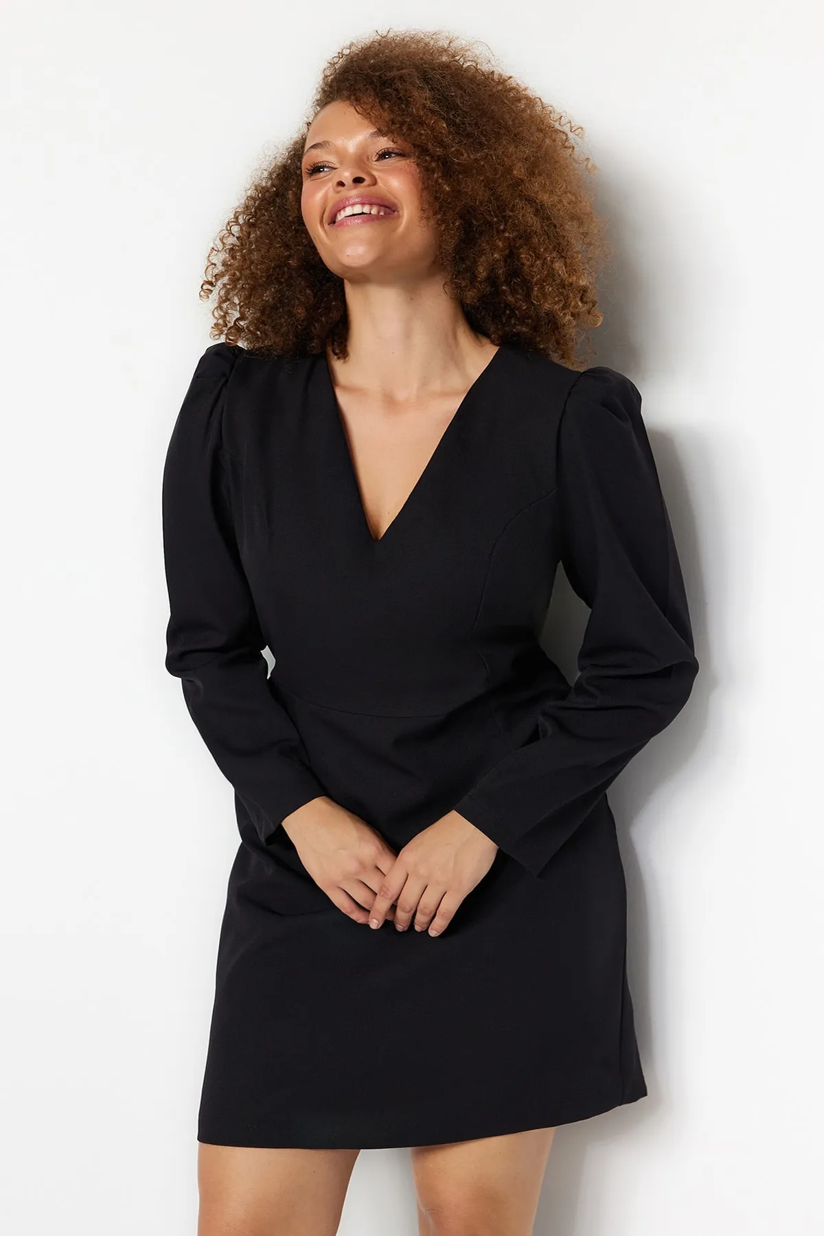 Trendyol Curve  Schwarzes Webkleid mit Ballonärmeln TBBAW24AH00038