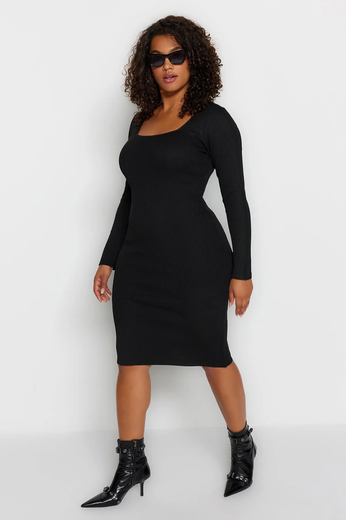 Trendyol Curve  Schwarzes, figurbetontes Strickkleid mit eckigem Kragen TBBAW24AH00005
