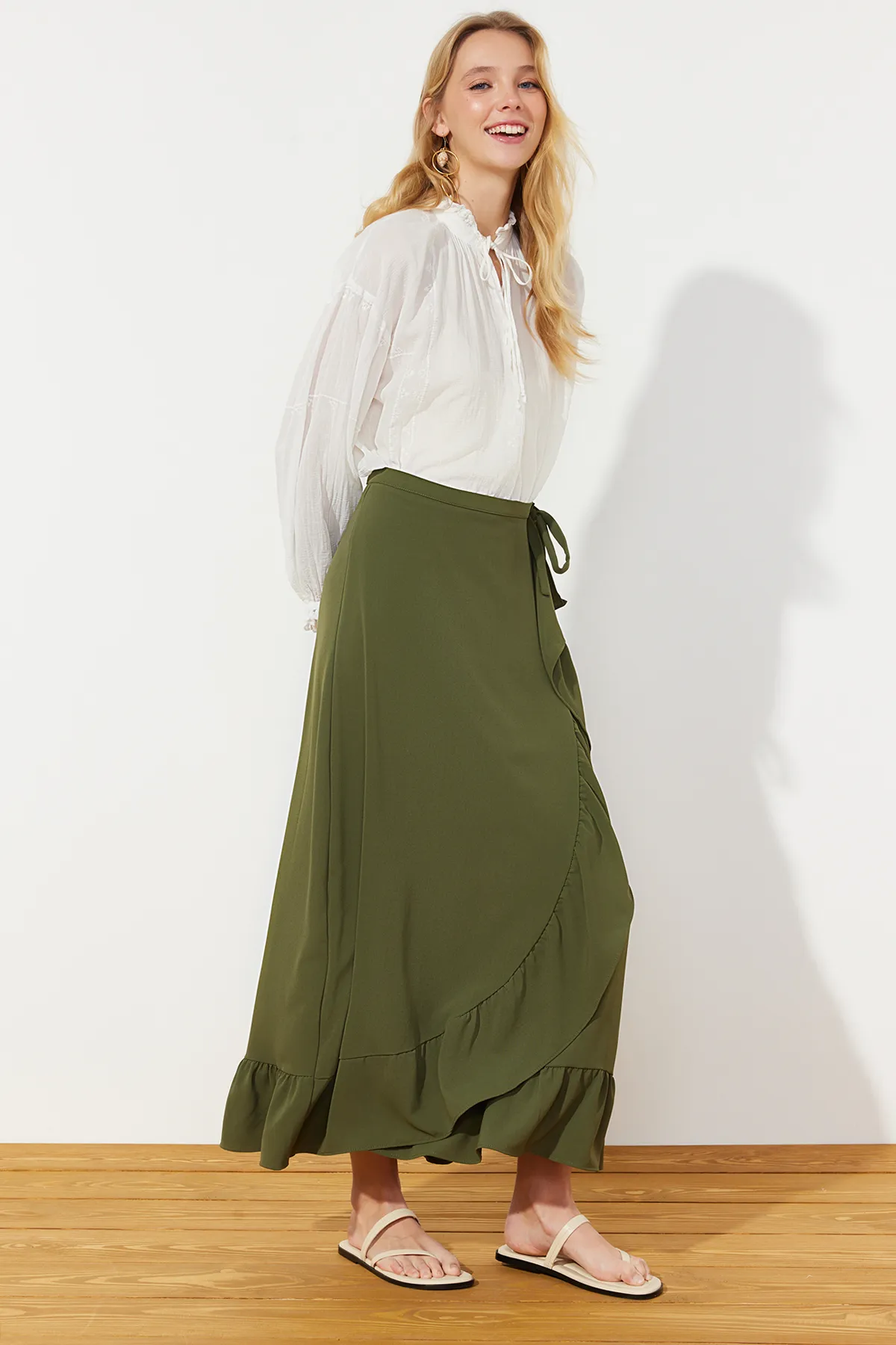 Trendyol Modest  Dunkelkhakifarbener Wickelrock mit Volant und Webmuster TCTSS21ET0579