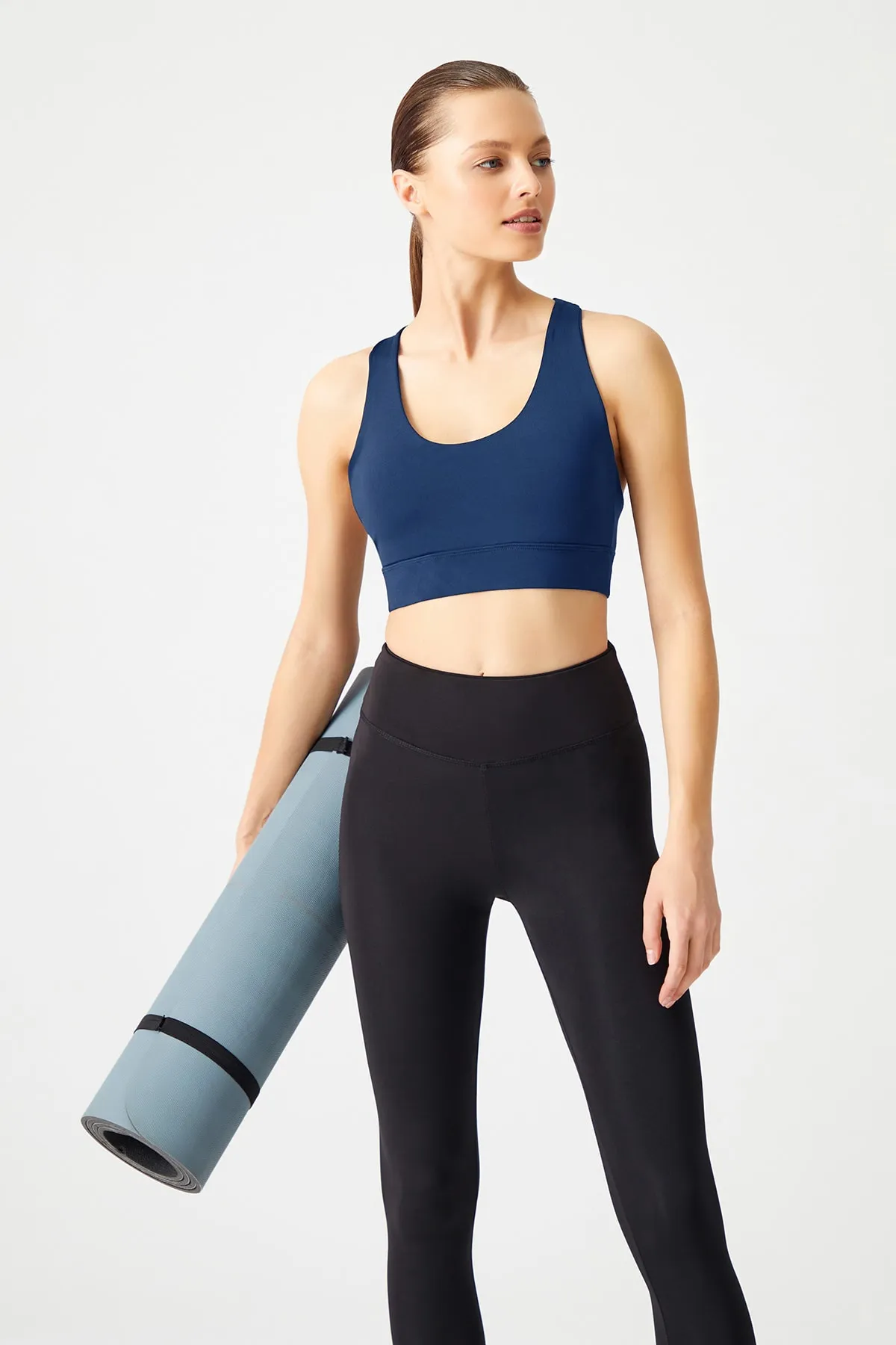 LOS OJOS  Marineblauer Sport-BH mit gepolsterter Rückseite und detailliertem, bedecktem Rücken