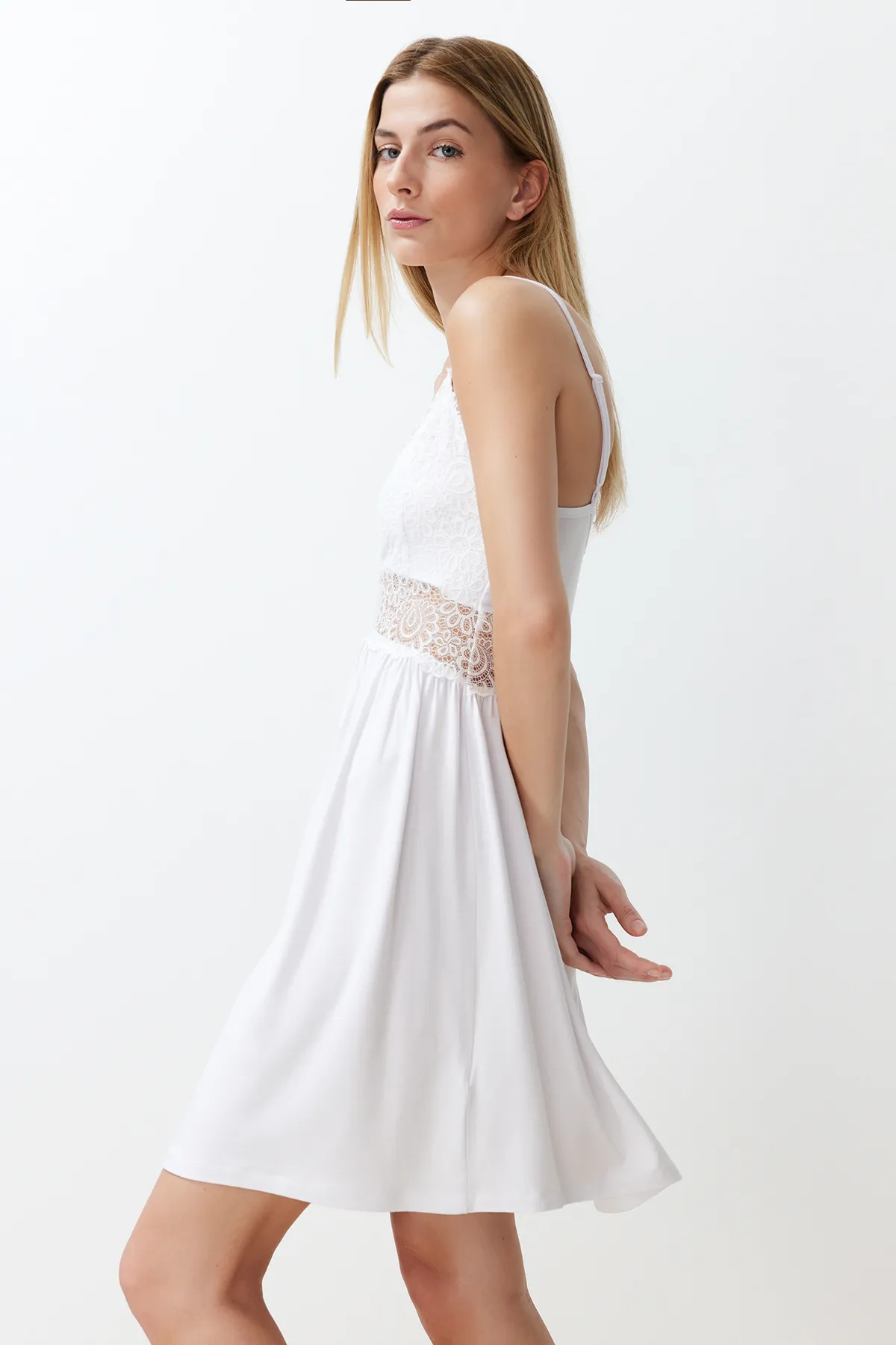 Trendyol Collection  Ecrufarbenes Strick-Nachthemd mit Spitzendetail und Seilträgern THMSS22PT0355