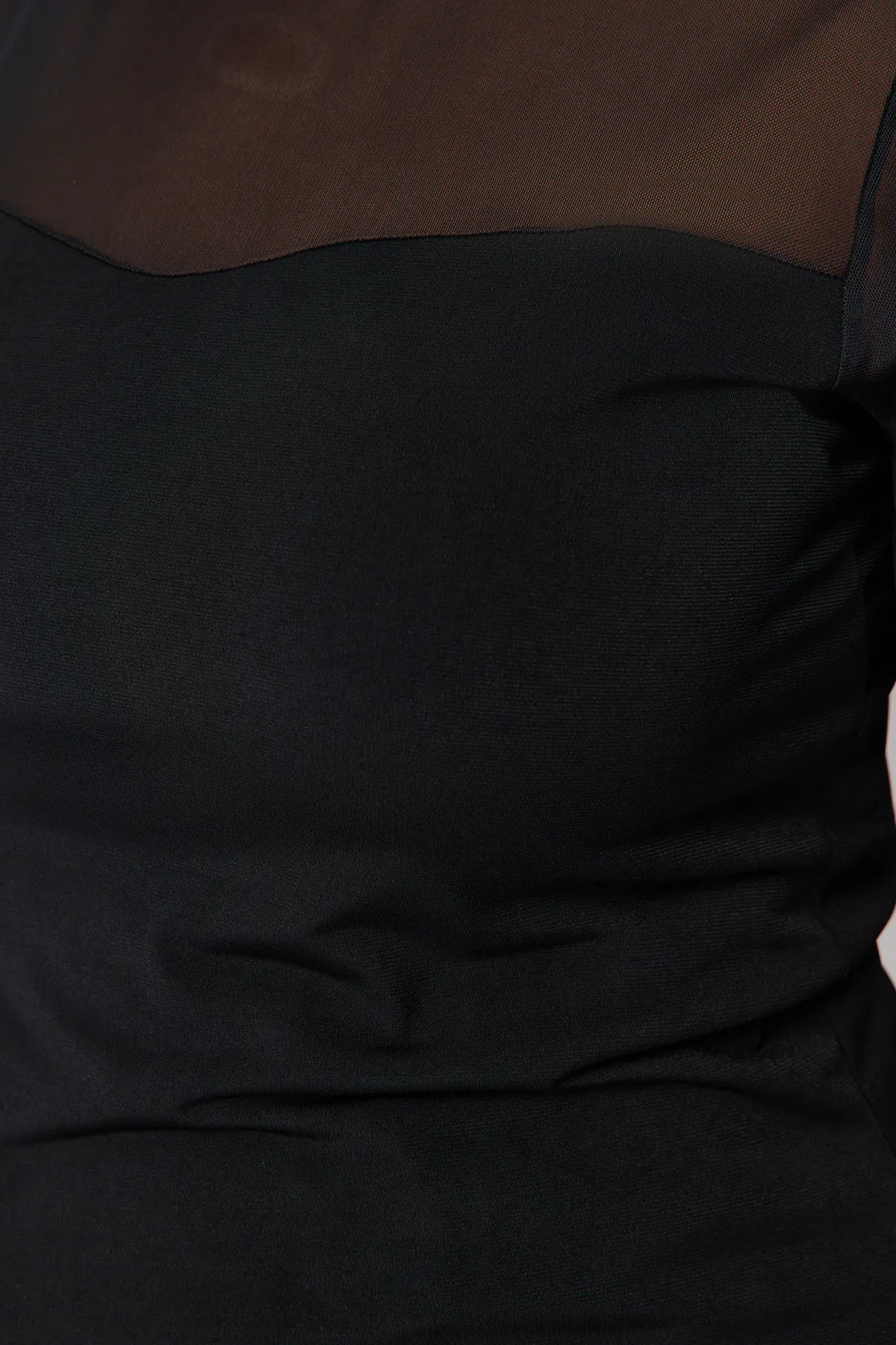 Trendyol Curve  Schwarze Strickbluse mit Herzkragen und Mesh-Details TBSSS24AF00046