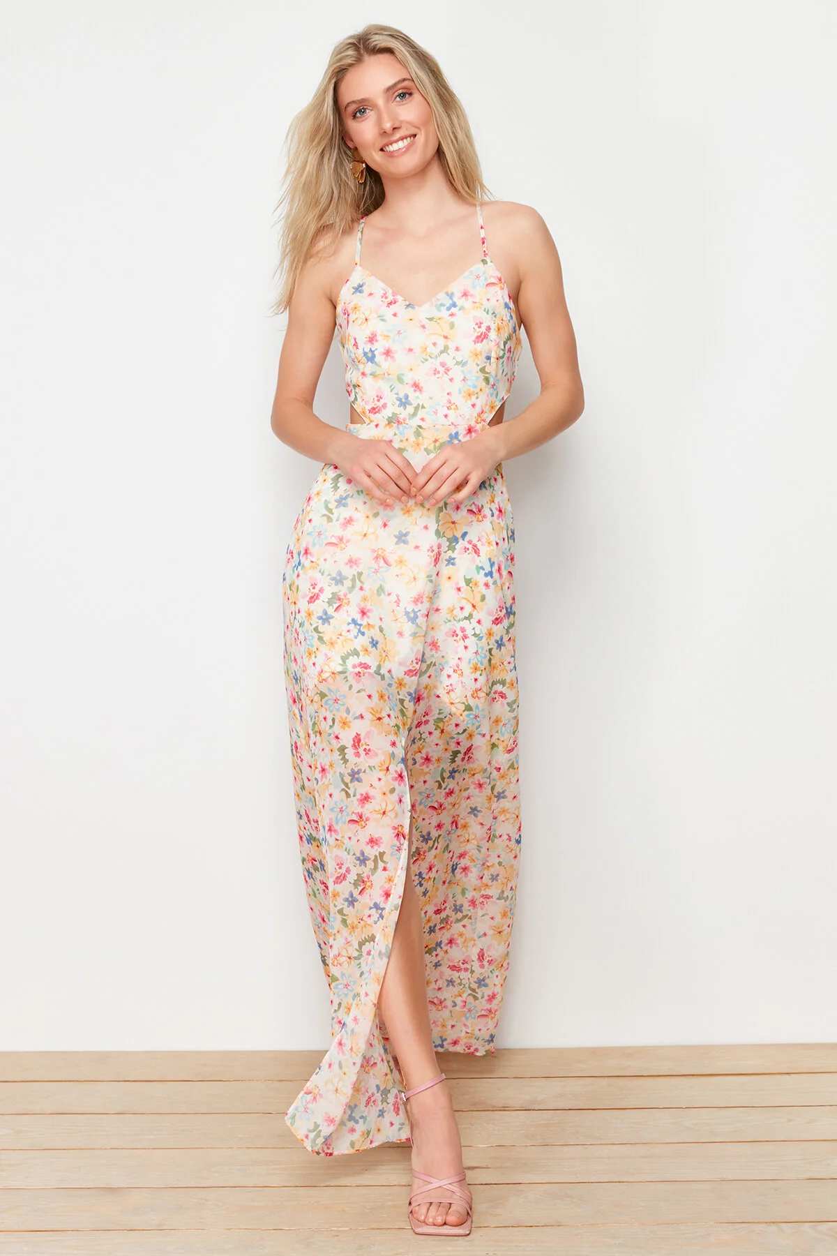 Trendyol Collection  Rosa A-Linien-gefüttertes Maxi-Webkleid mit Fensterausschnitt/Ausschnitt und detailliertem Blumendruck TWOSS20EL1270