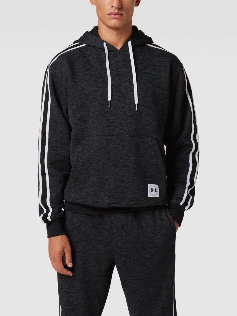 Hoodie mit Label-Patch in schwarz