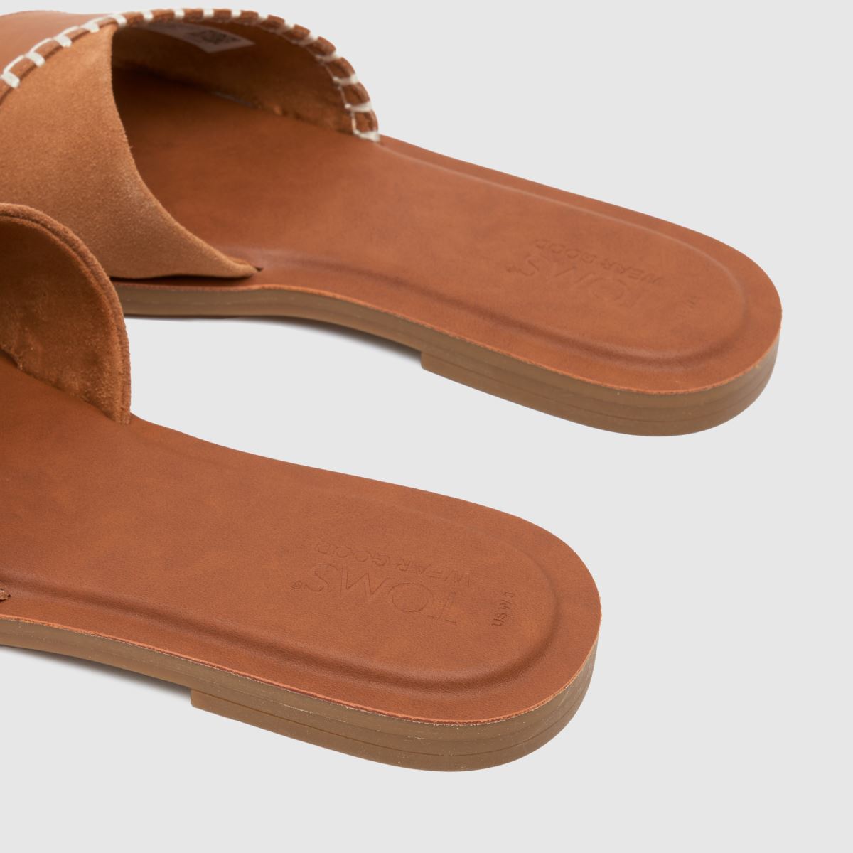 TOMS – Sheasandaler i brunt material