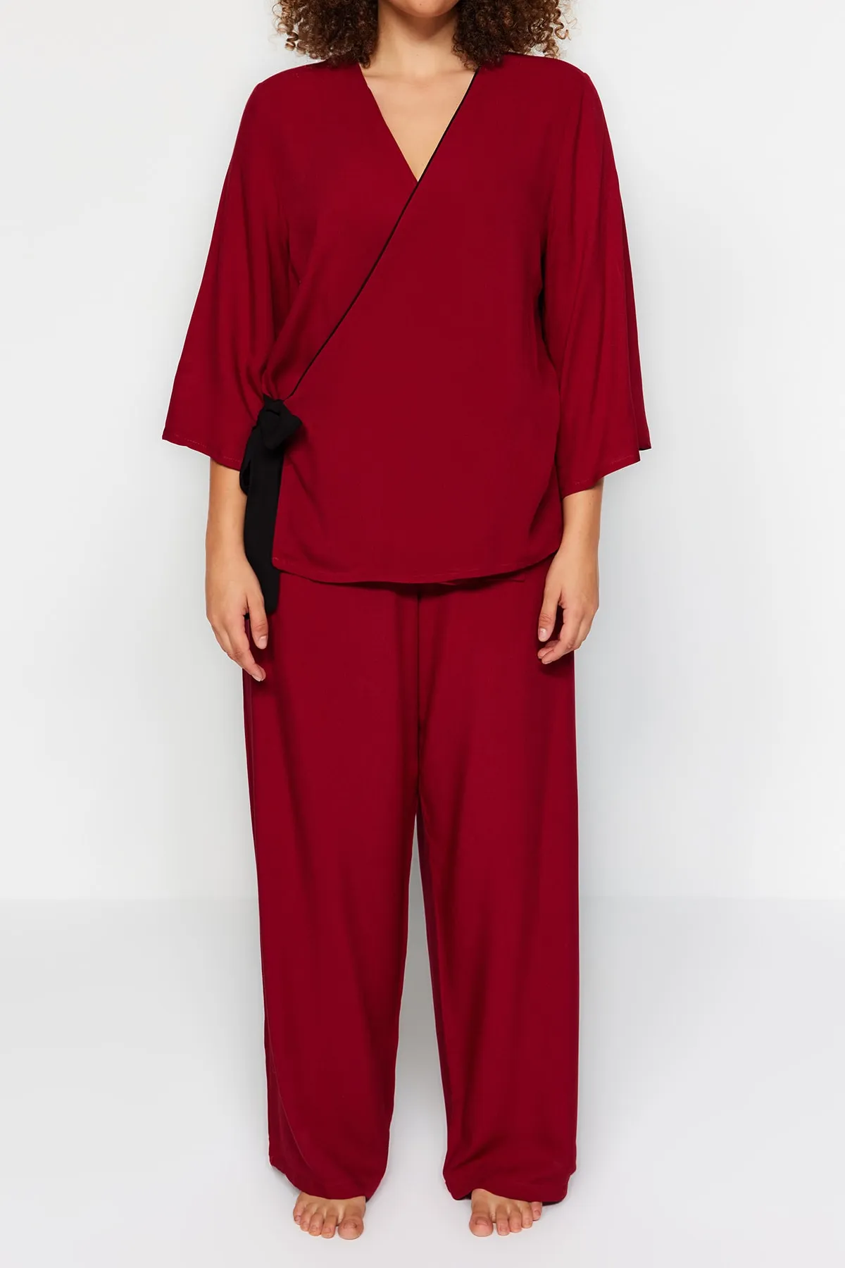 Trendyol Curve  Burgunderfarbenes, zweireihiges, gewebtes Pyjama-Set mit Kragen und Kragen TBBAW23AI00032