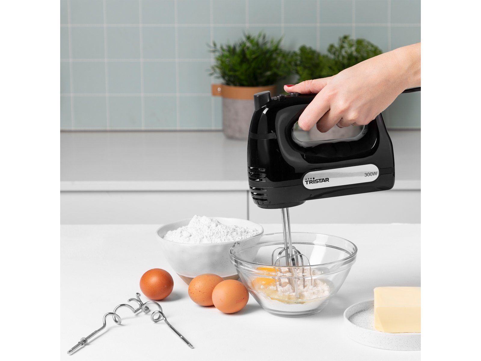 Tristar Handmixer, 300 W, Hand-Rührgerät Rührmaschine, 2 Quirle & 2 Knethaken Turbo Handrührer