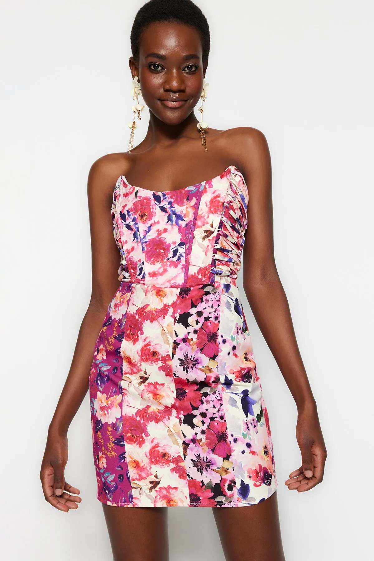 Trendyol Collection  Mehrfarbig gefüttertes, schräges, gewebtes, blumengemustertes, elegantes Abendkleid TPRSS23EL00342